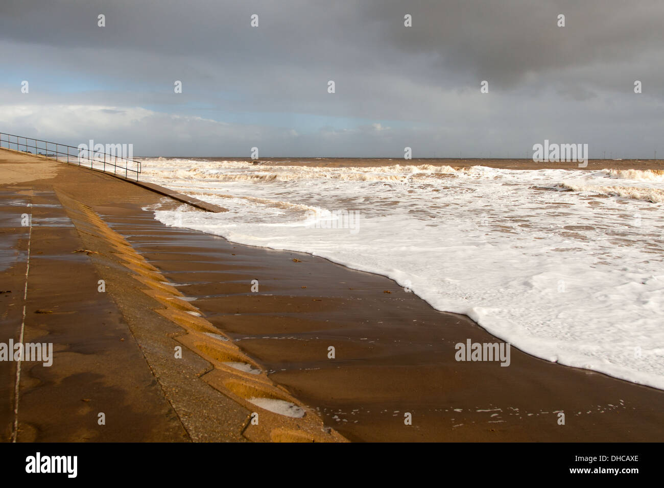 Mare tempestoso skegness north shore beach Foto Stock