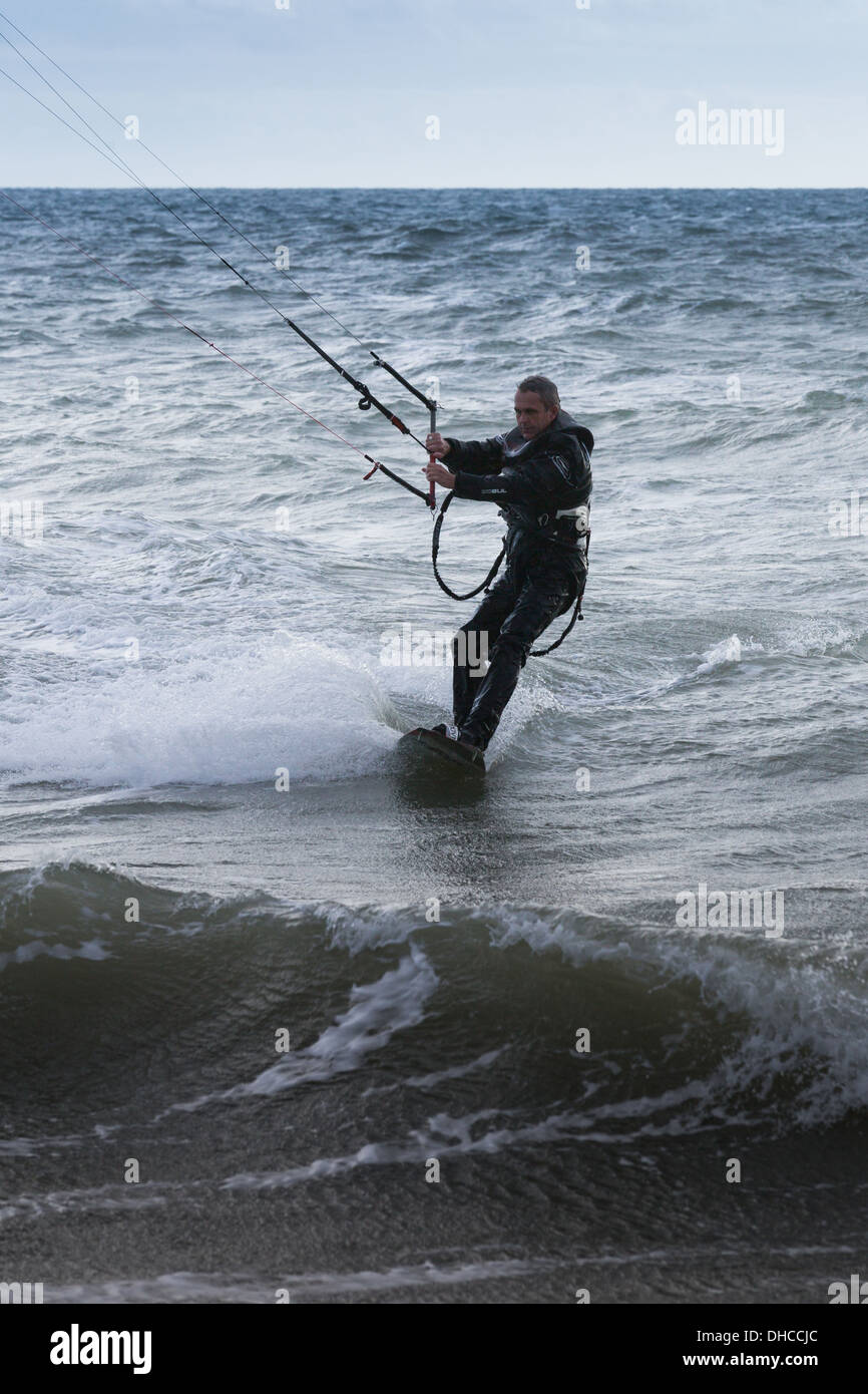 Kite surfer a Bournemouth Beach vicino al molo di Bournemouth, Inghilterra Foto Stock