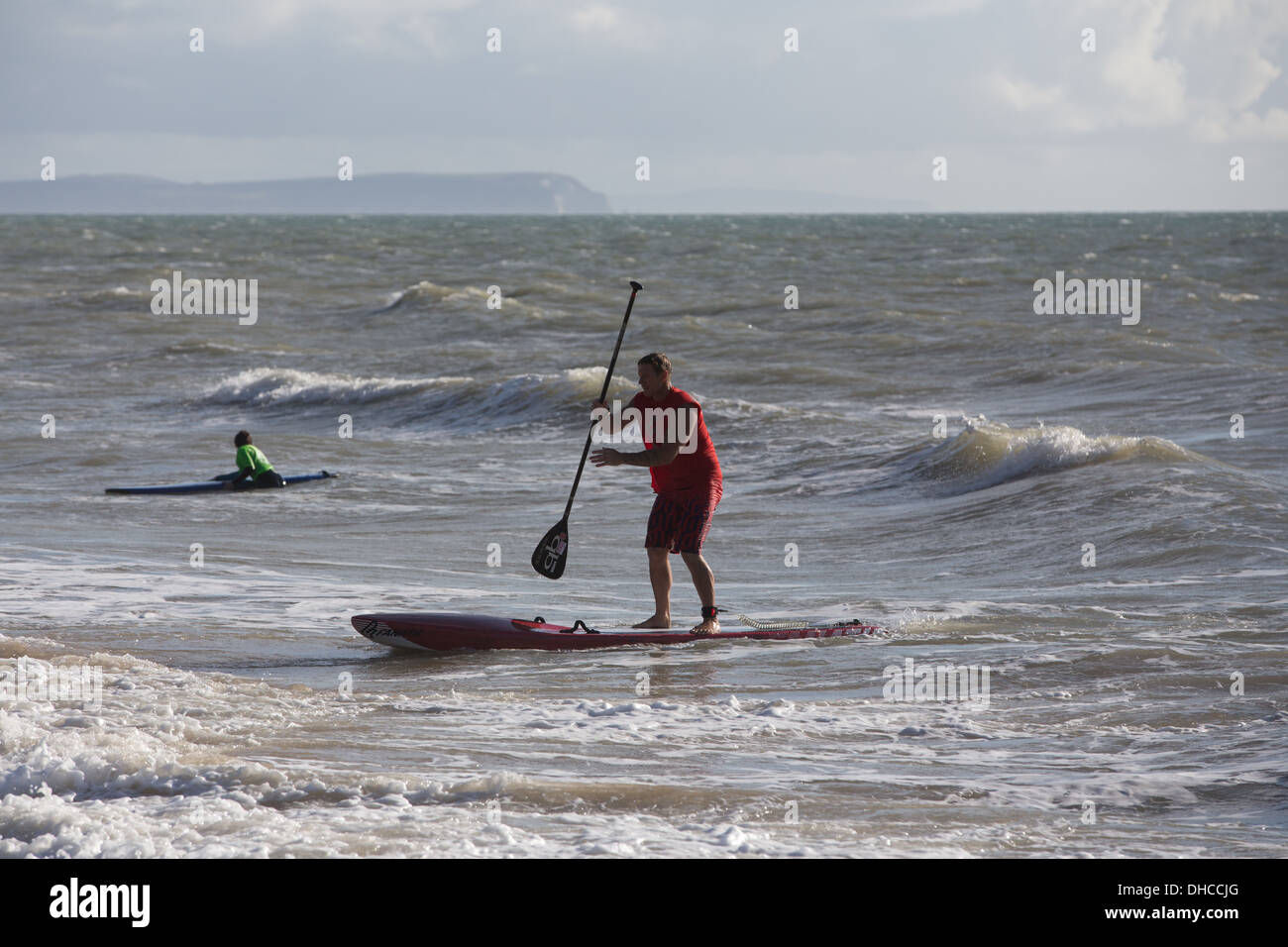 Paddleboard surfer a Bournemouth Beach vicino al molo di Bournemouth, Inghilterra Foto Stock
