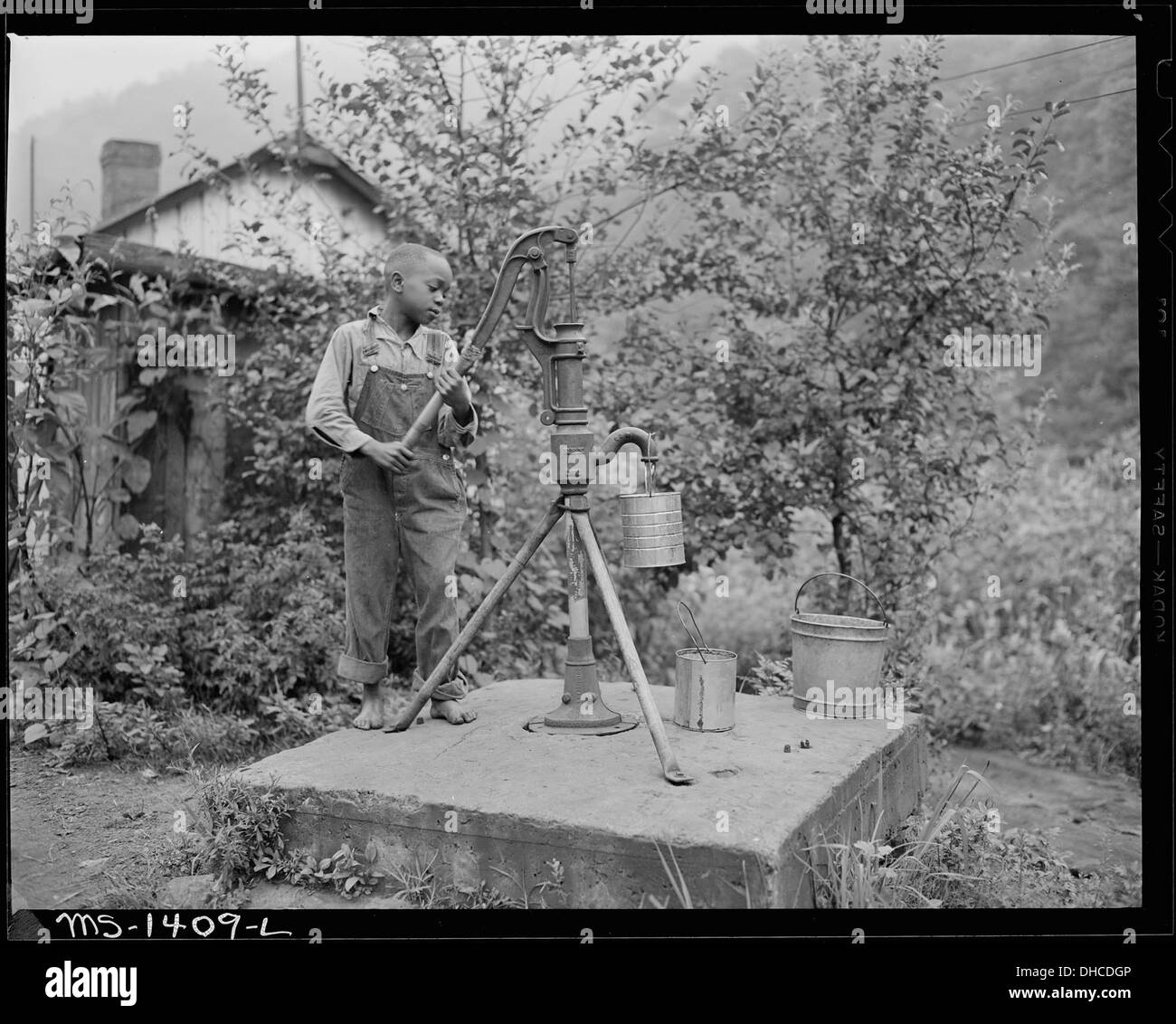 In un campo specifico, solo le case con acqua corrente all'interno sono quelle in cui gli inquilini hanno installato i sistemi stessi. Foto Stock