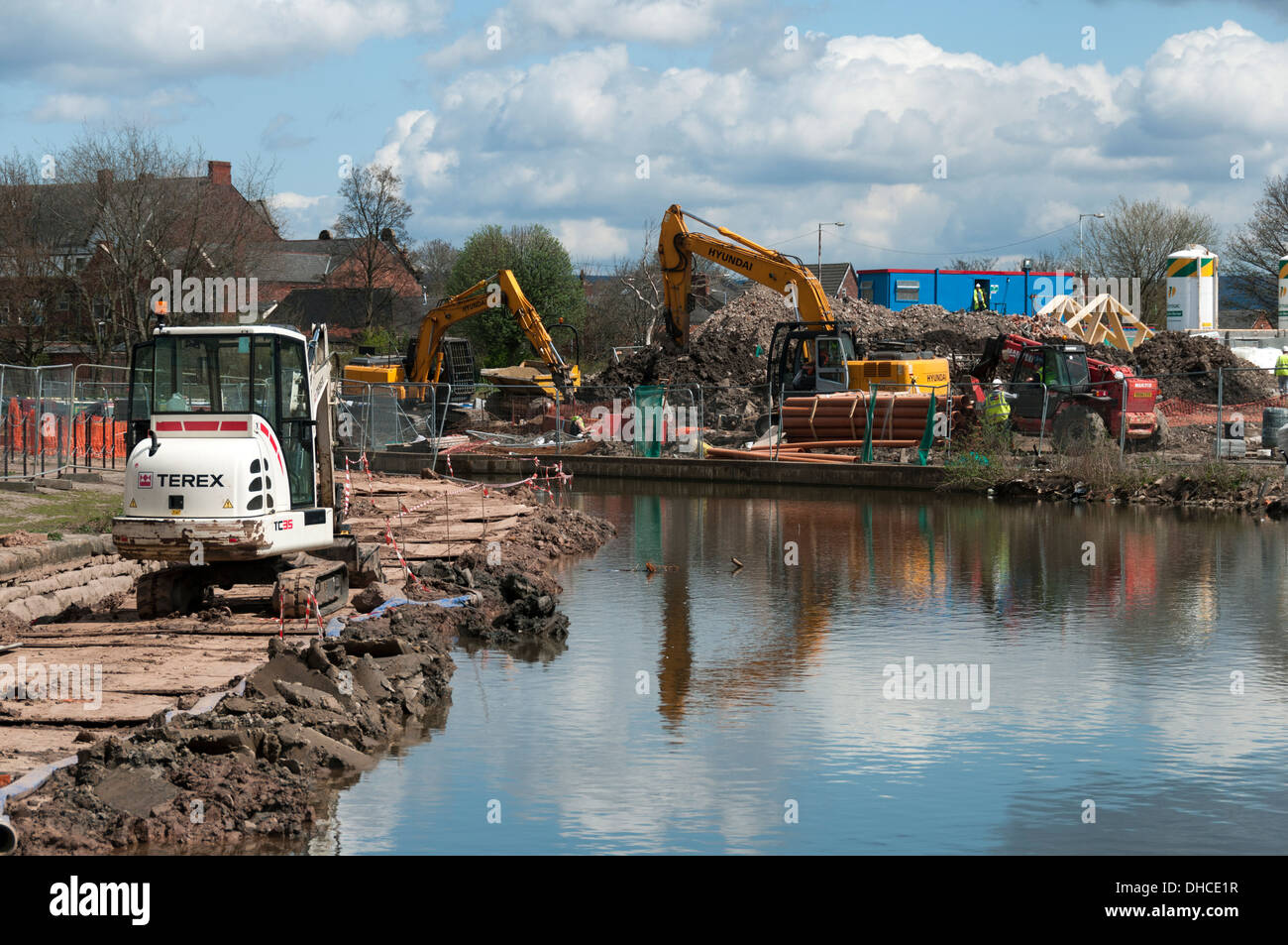 Canal bank le riparazioni nei pressi di Fairfield si blocca a Droylsden Marina sulla Ashton Canal, Tameside, Manchester, Inghilterra, Regno Unito Foto Stock