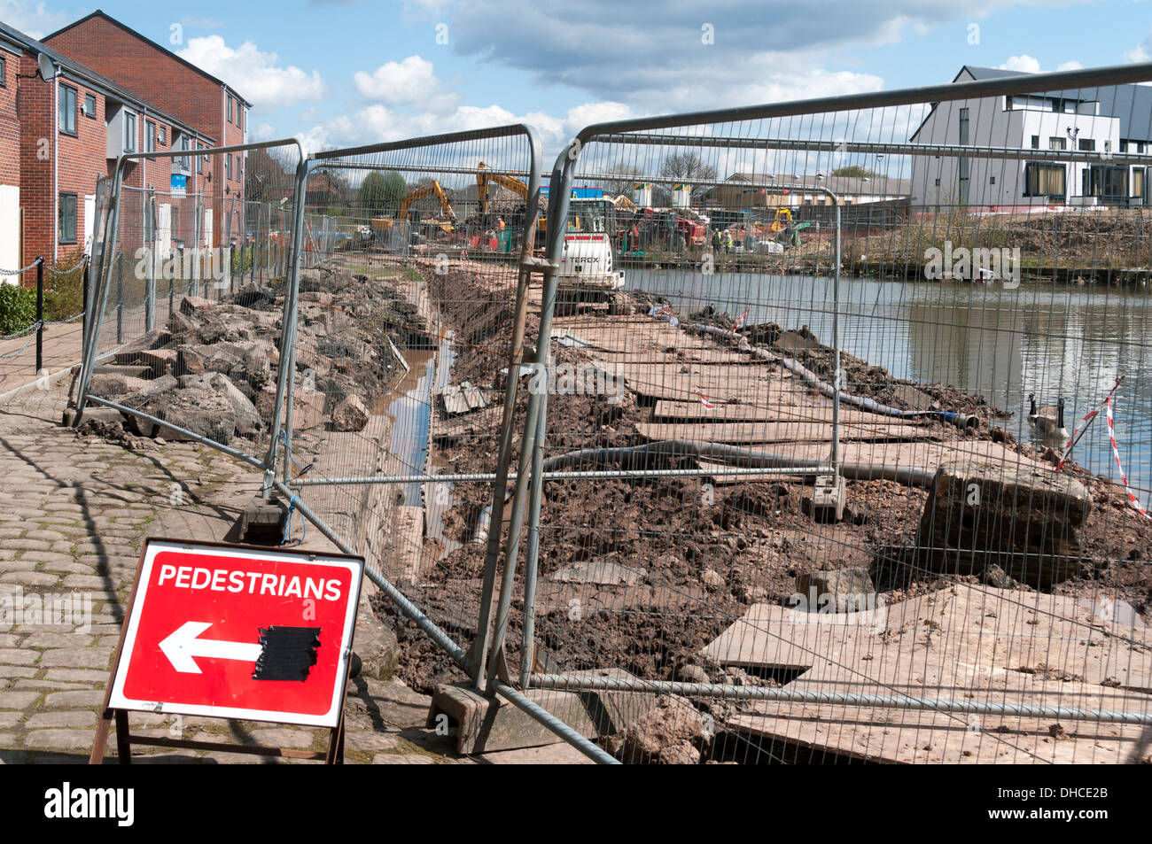 Canal bank riparazioni a Droylsden Marina, Tameside, Manchester, Inghilterra, Regno Unito Foto Stock