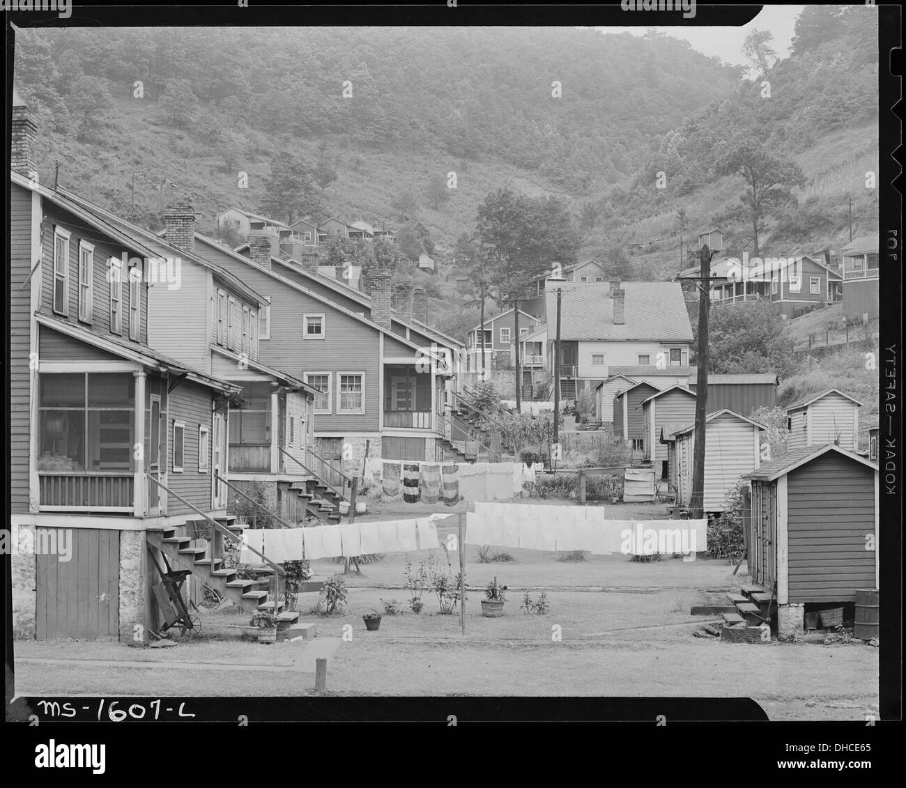 Sono raffigurati i tipici cortili di lavoratori nelle miniere di Gary, West Virginia. Questi cortili appartengono a famiglie che lavorano per la U.S. Coal and Coke Company e riflettono lo stile di vita della comunità mineraria. Foto Stock