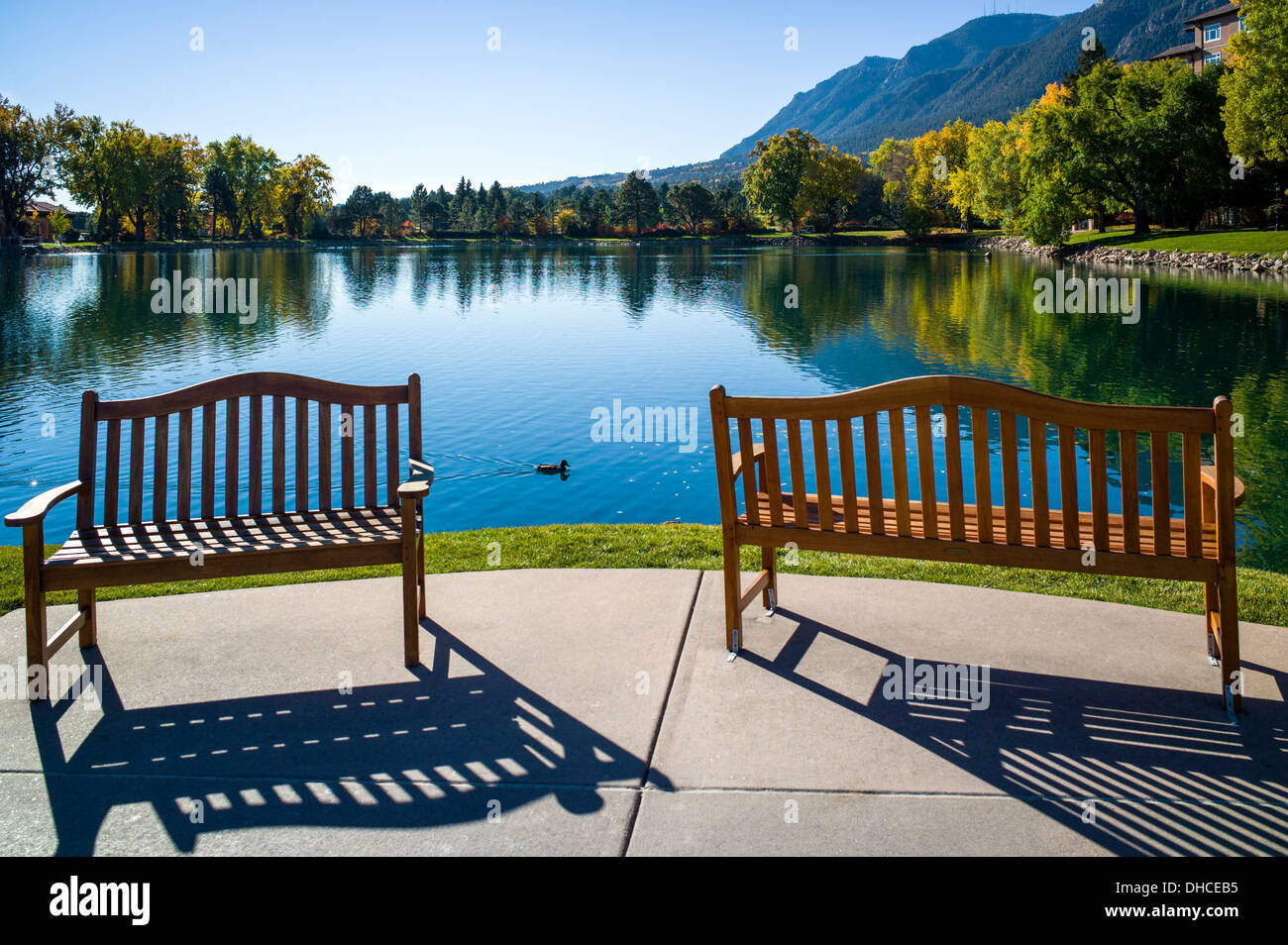 Panca in legno si affaccia su lago di Cheyenne, il Broodmoor, storico e lussuoso hotel e resort, Colorado Springs, Colorado, STATI UNITI D'AMERICA Foto Stock