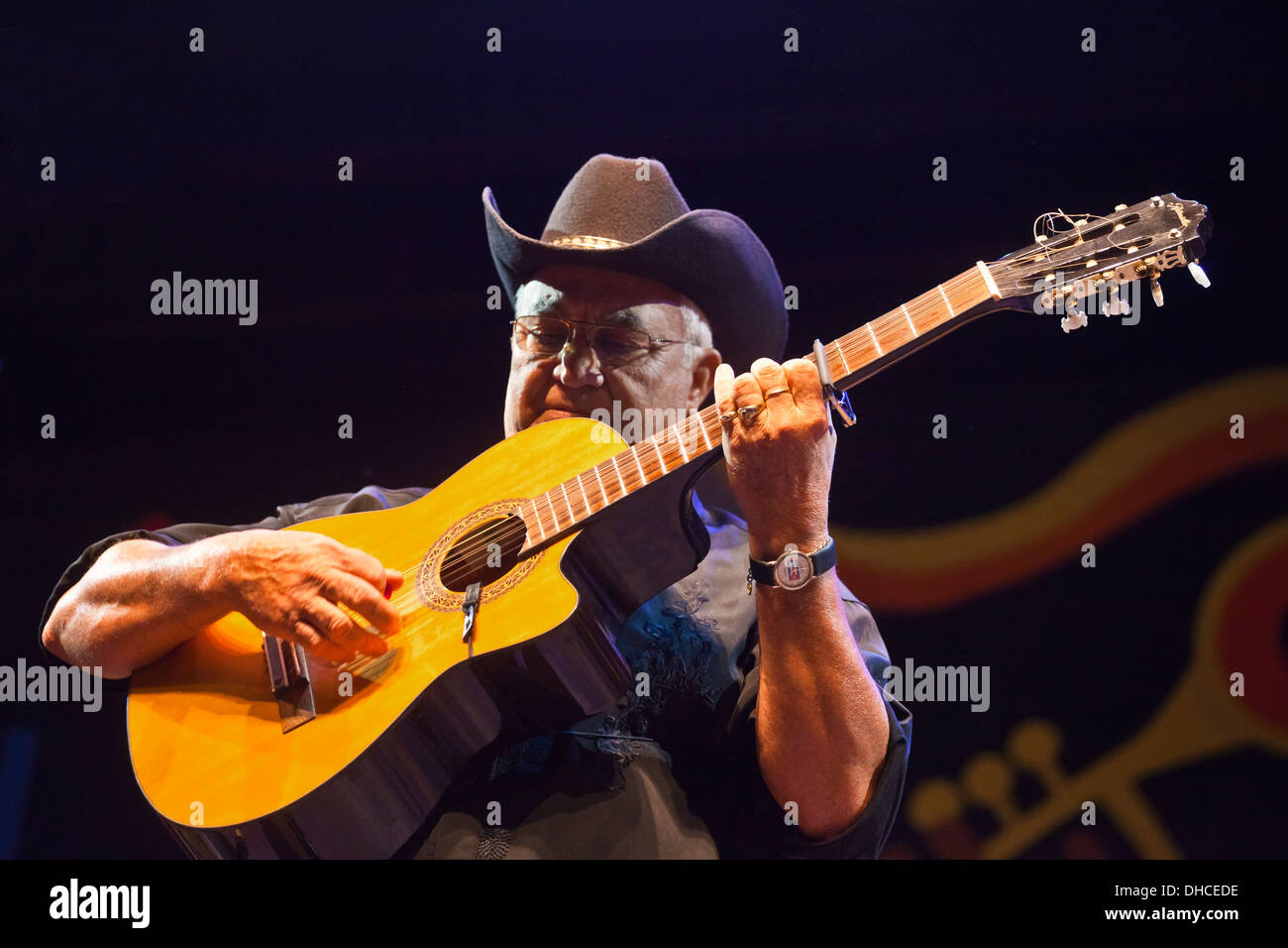 ELIADES OCHOA suona la chitarra con il ORCHESTA Buena Vista Social Club al Monterey Jazz Festival - Monterey, California Foto Stock