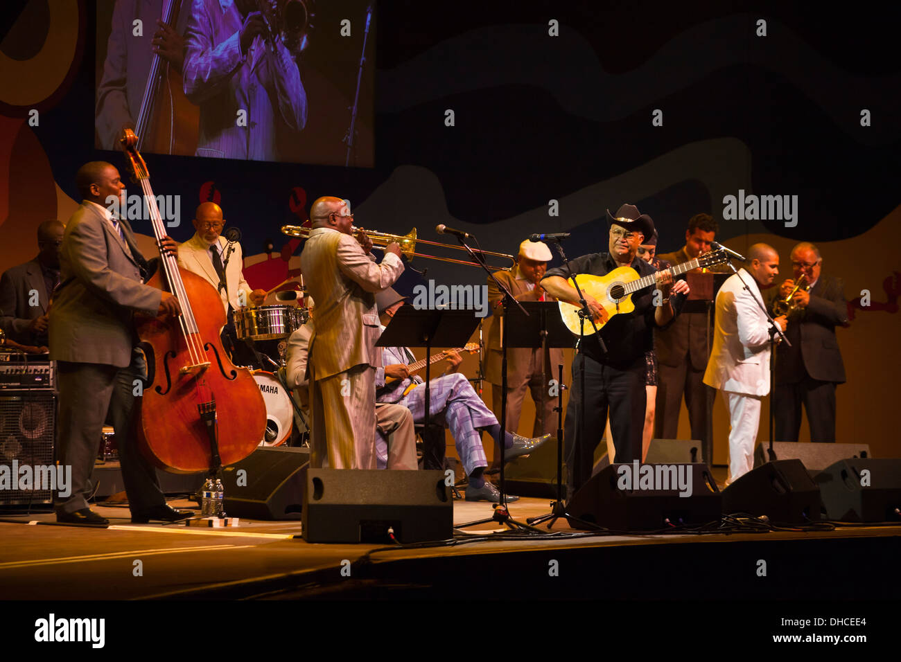 L'orchestra di Buena Vista Social Club di preforme sul Jimmy Lyons tappa al Monterey Jazz Festival - Monterey, California Foto Stock