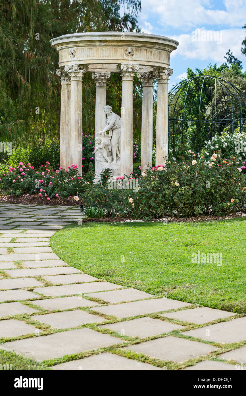Tempio di amore statua presso il giardino di rose di la Biblioteca di Huntington e giardini botanici. Foto Stock