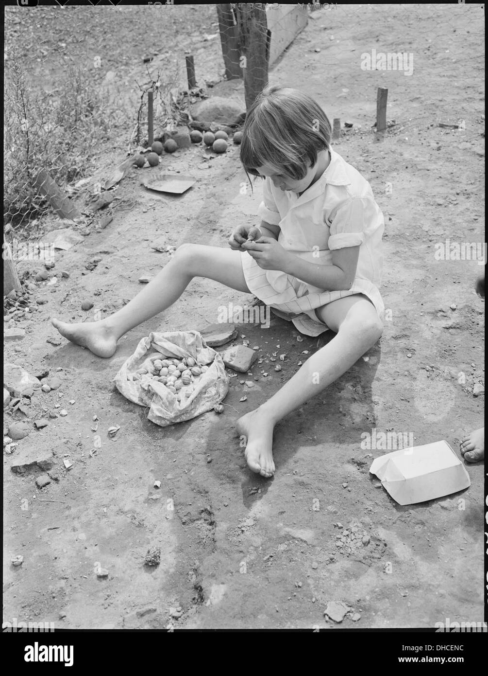 Wanda Lee Sergent rompe i dadi portati dai boschi da suo fratello, ambientato presso la P V & K Coal Company di Clover Gap, mostrando la vita quotidiana in una comunità mineraria. Foto Stock