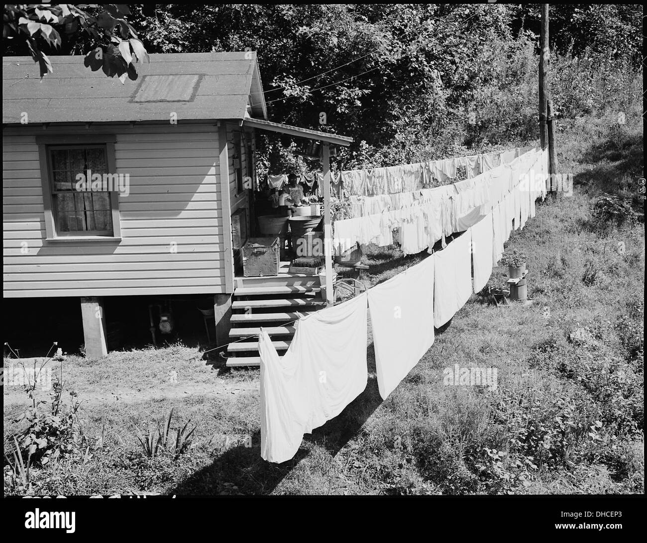 Una scena di washday nella sezione dedicata agli alloggi della Inland Steel Company a Wheelwright, Kentucky, che riflette la vita quotidiana dei lavoratori dell'epoca. Foto Stock