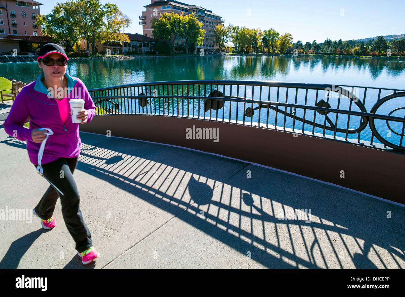 Traversata turistica ponte sopra il lago di Cheyenne, Broadmoor, storico e lussuoso hotel e resort, Colorado Springs, Colorado, STATI UNITI D'AMERICA Foto Stock