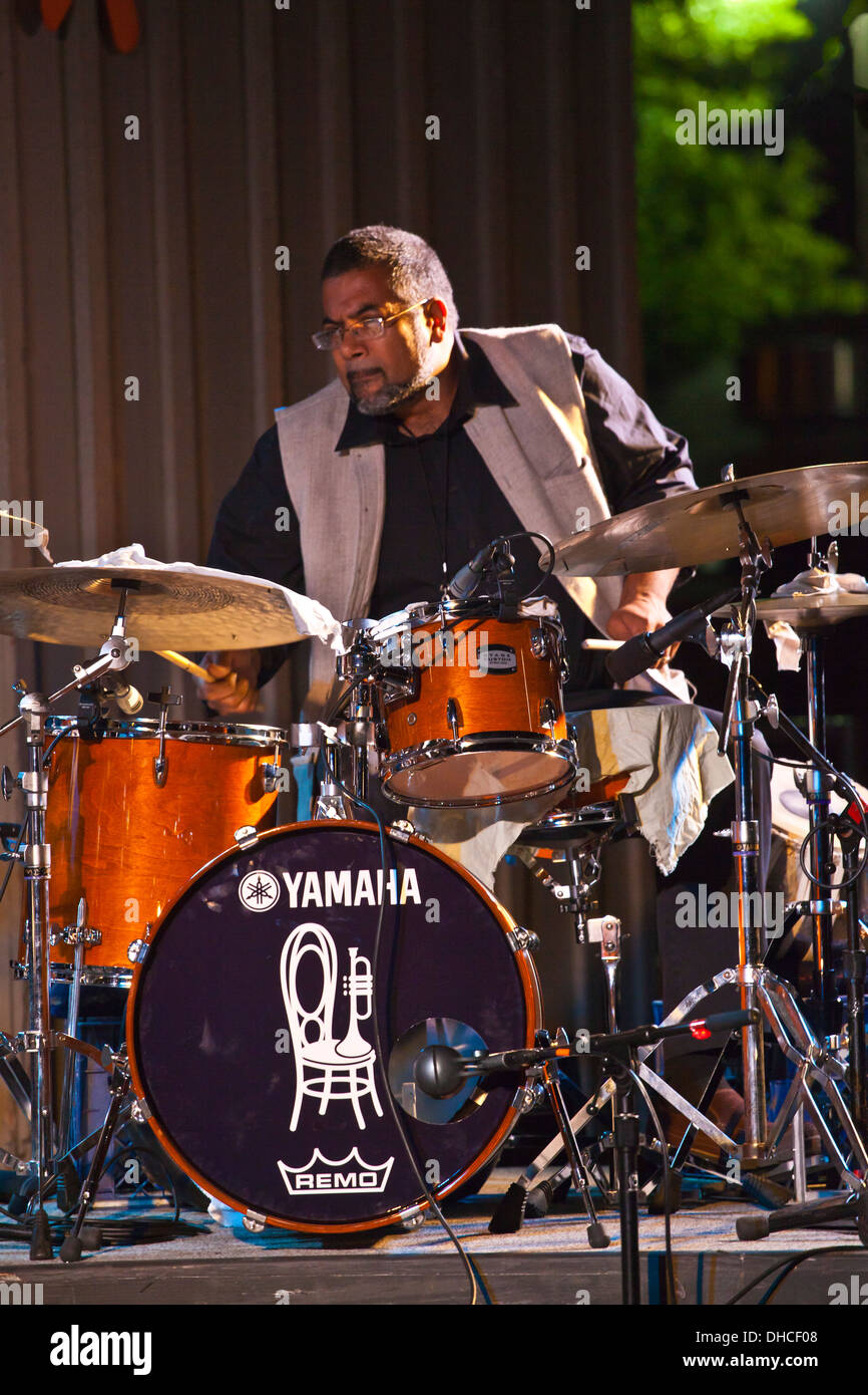 SAMEER GUPTA suona la batteria con le vinacce CAREY FOCUS preformatura viaggio al Monterey Jazz Festival - Monterey, California Foto Stock