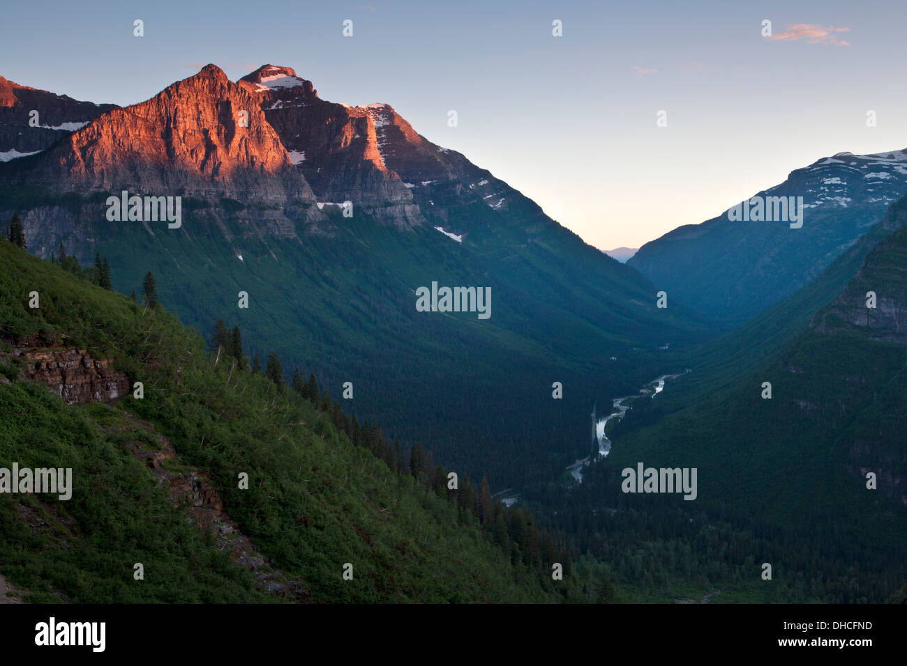 Luce della Sera sul Monte Oberlin e Canon montagna sopra McDonald Creek nel Parco Nazionale di Glacier, Montana. Foto Stock