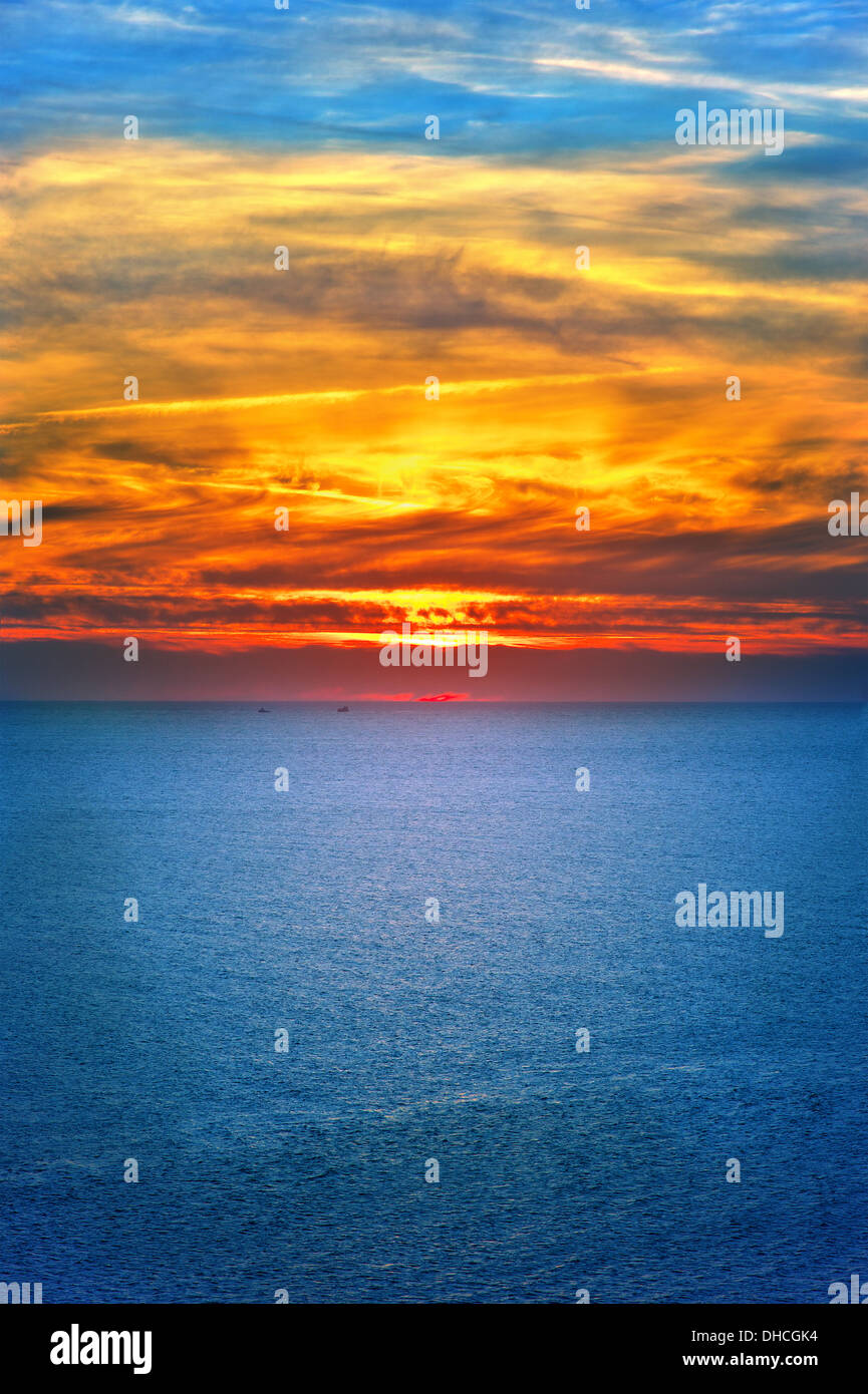 Sullo sfondo di un Cielo di tramonto sul mare e splendidi paesaggi con colori naturali del paesaggio Foto Stock