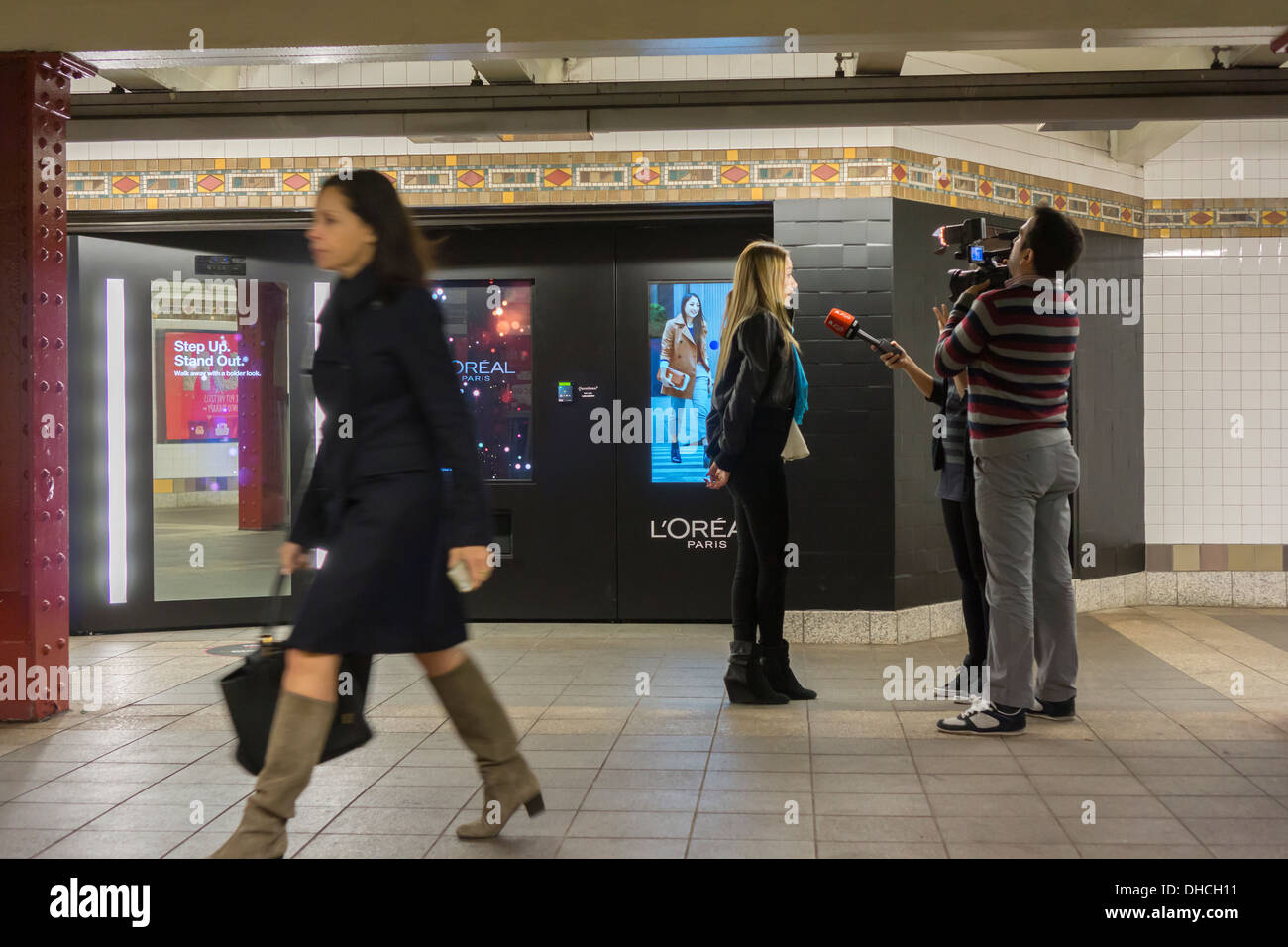 L'Oreal Paris' interactive distributore è visto in la XLII St-Fifth Avenue stazione della metropolitana di New York Foto Stock
