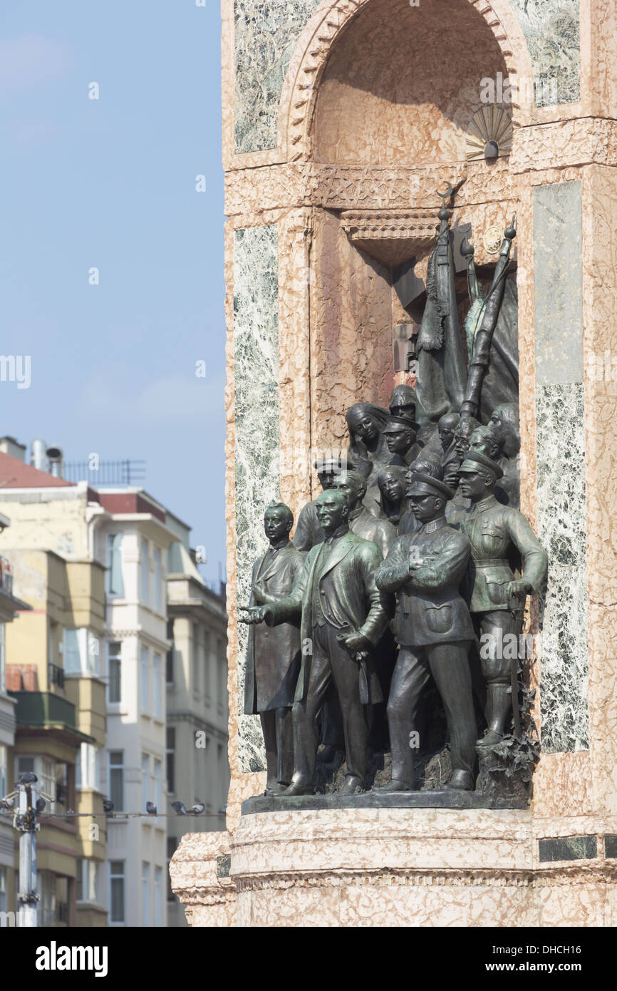 Piazza Taksim con il monumento della Repubblica mostra Ataturk e i padri fondatori della Repubblica Turca; Istanbul, Turchia Foto Stock