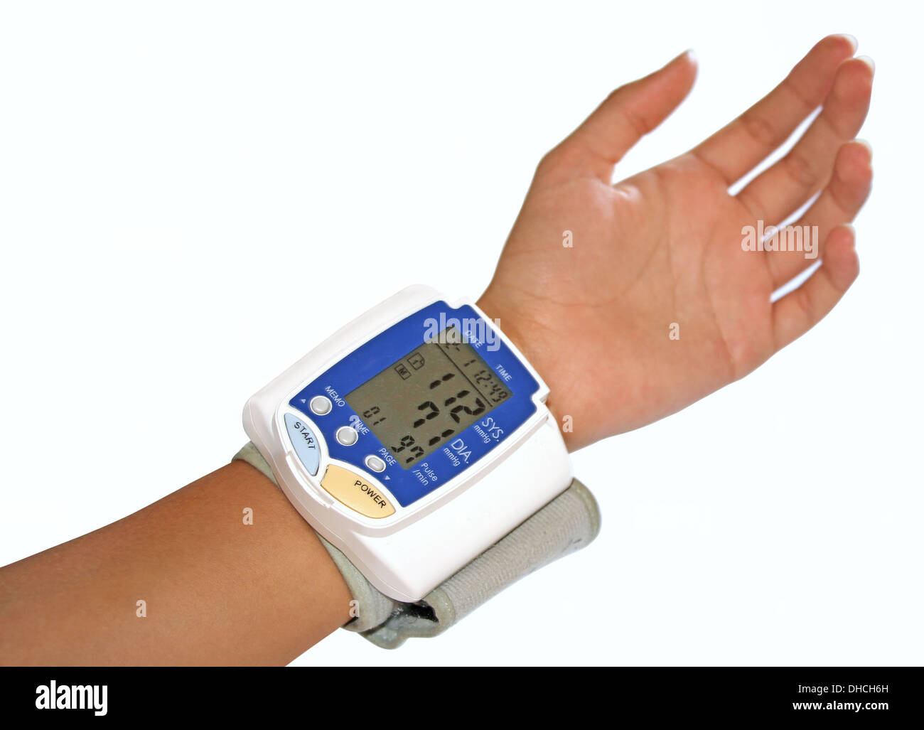 La misurazione della pressione sanguigna con polso monitor automatica Foto Stock