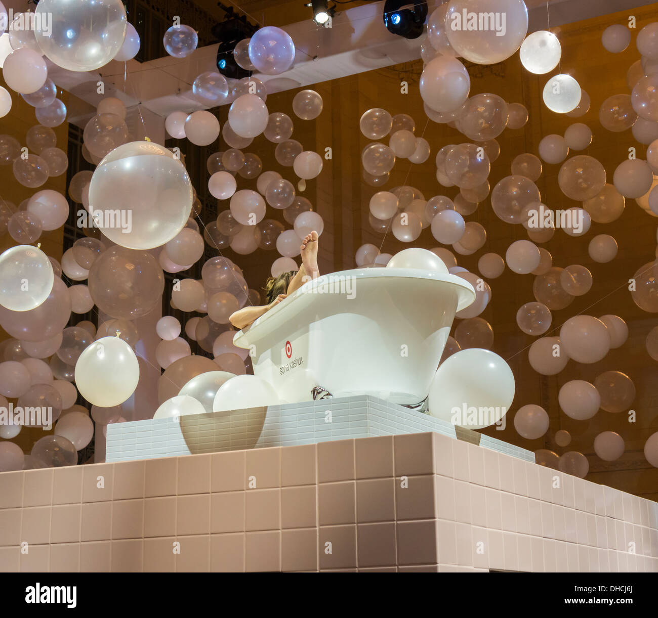 I visitatori di Grand Central Terminal al bersaglio e Sonia Kashuk Bath & Body Collection pop-up store in New York Foto Stock