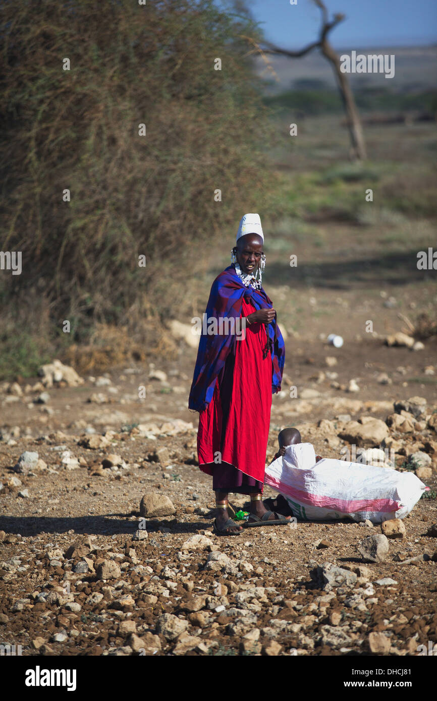 Masai donna e bambino . Tanzania, Africa. Foto Stock