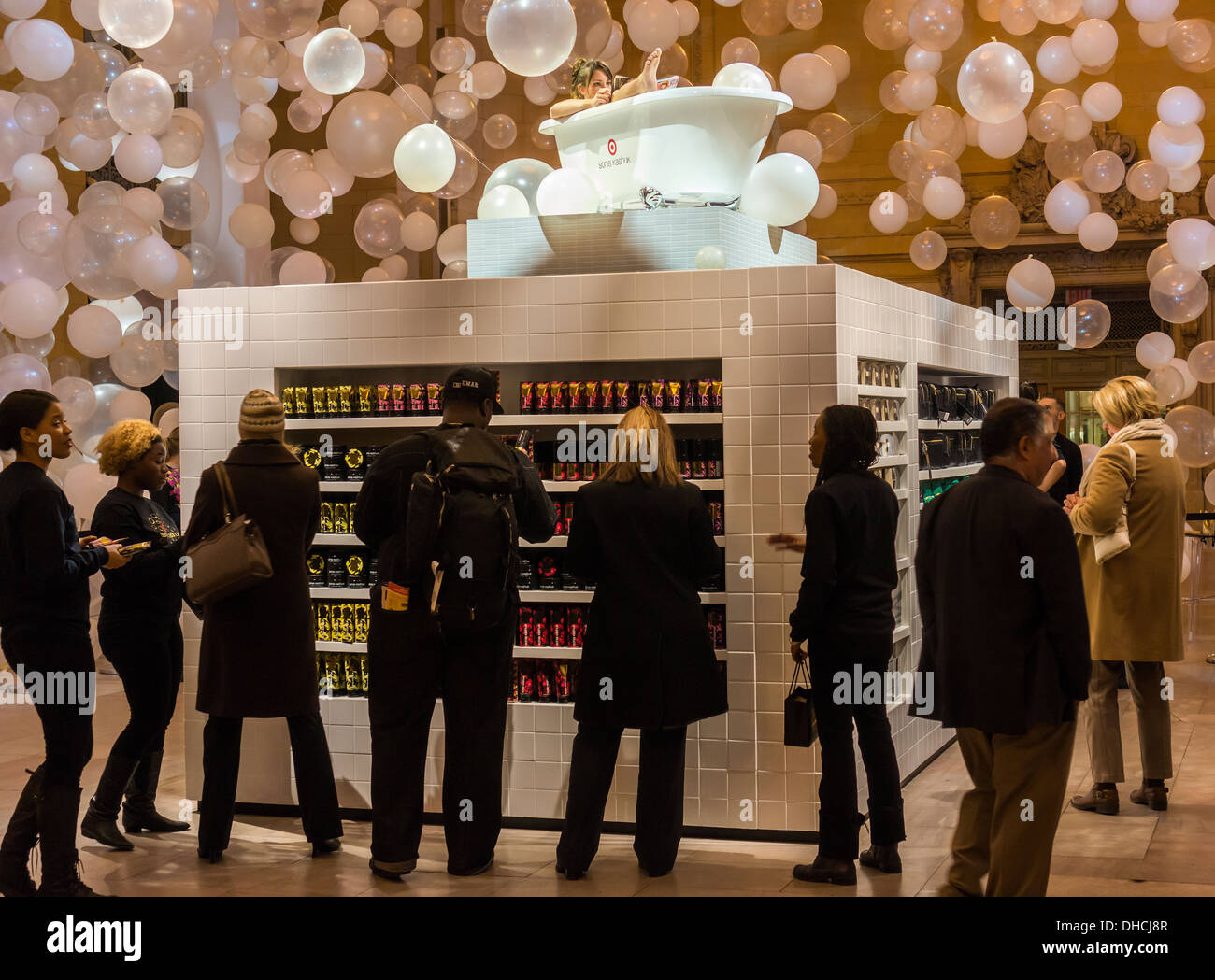I visitatori di Grand Central Terminal al bersaglio e Sonia Kashuk Bath & Body Collection pop-up store in New York Foto Stock