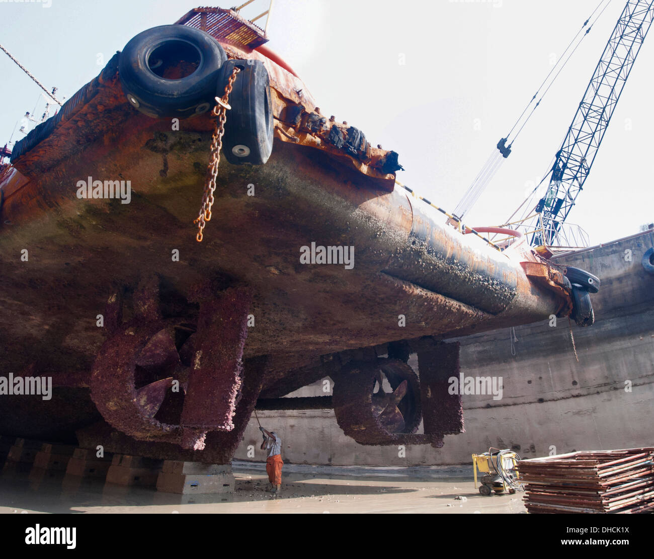 Offerta Barca vista da dietro durante il bacino di carenaggio di terengganu area industrie Foto Stock