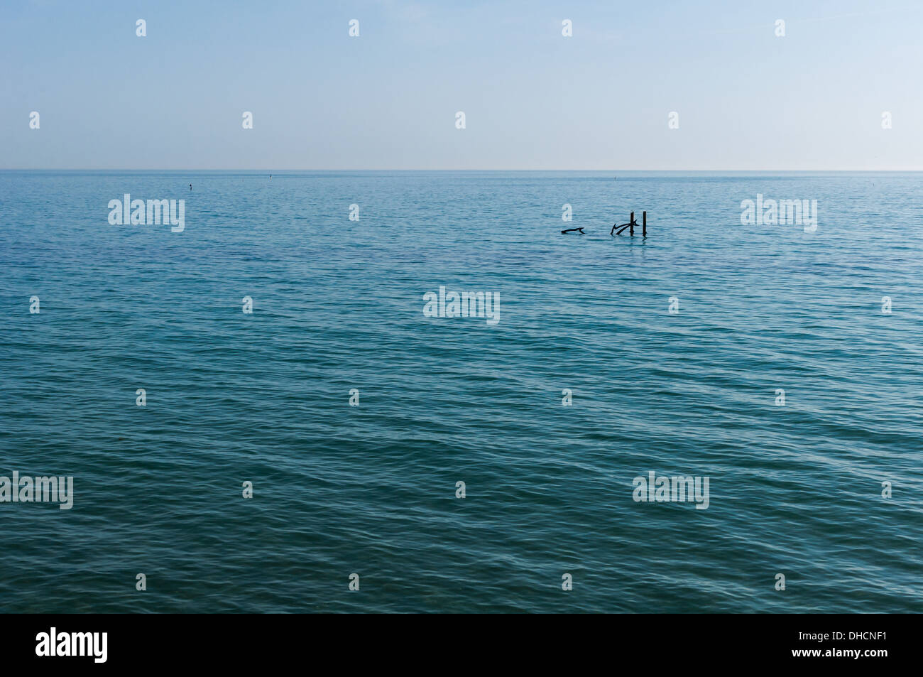 Due poli in mare Foto Stock