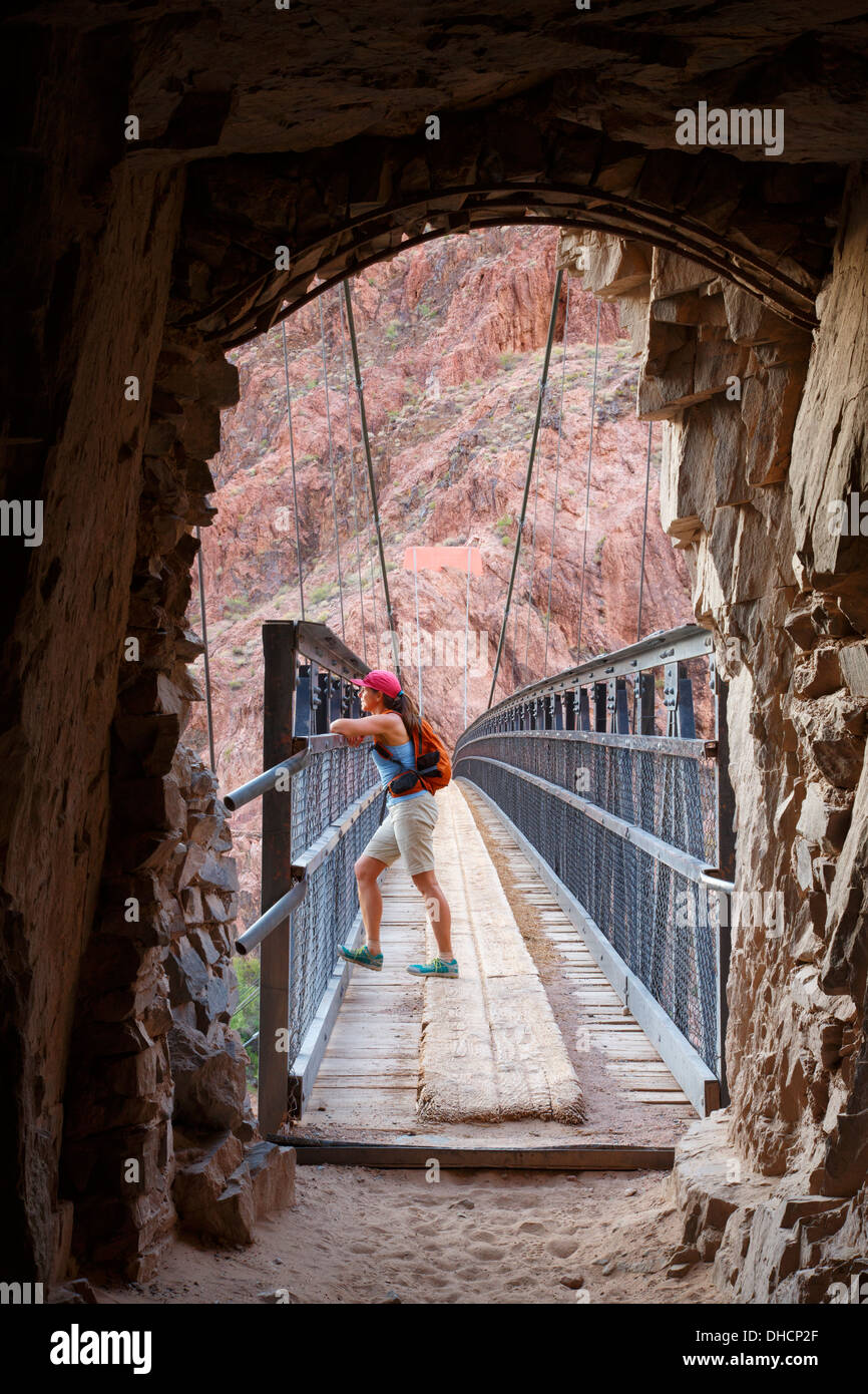 Tunnel nero e il ponte sul fiume Colorado sono parte del South Kaibab Trail, il Parco Nazionale del Grand Canyon, Arizona. Foto Stock