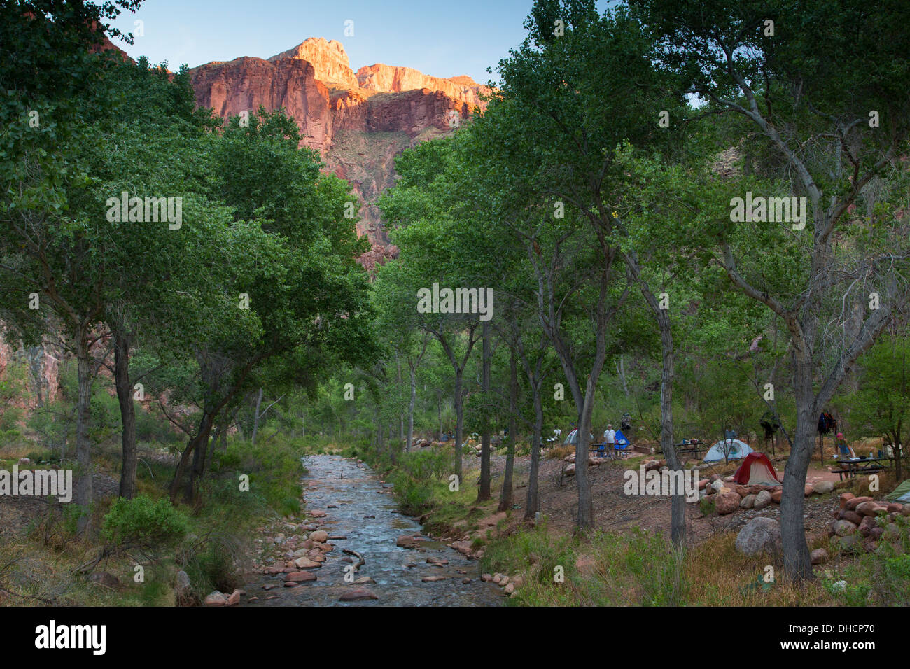 Il Bright Angel creek e il campeggio e la fine del South Kaibab Trail, il Parco Nazionale del Grand Canyon, Arizona. Foto Stock