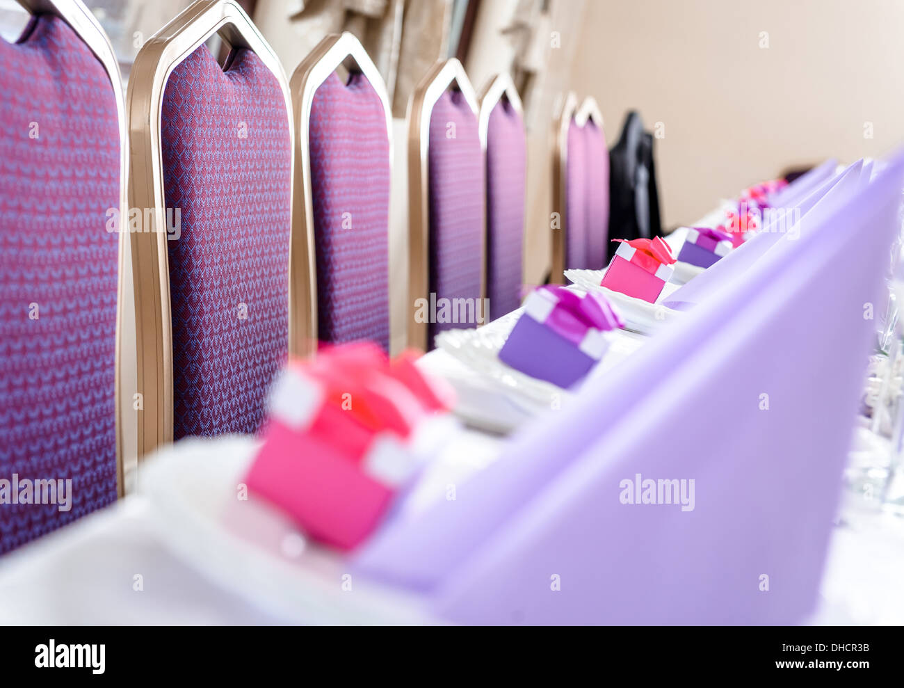 Sedie vuote e tabella di nozze decorazioni Foto Stock