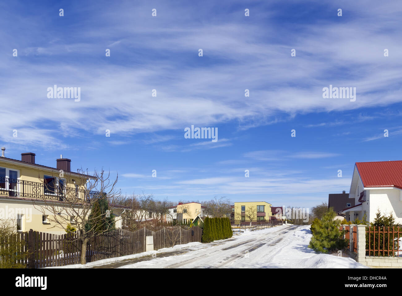 La molla cielo sopra il villaggio Foto Stock