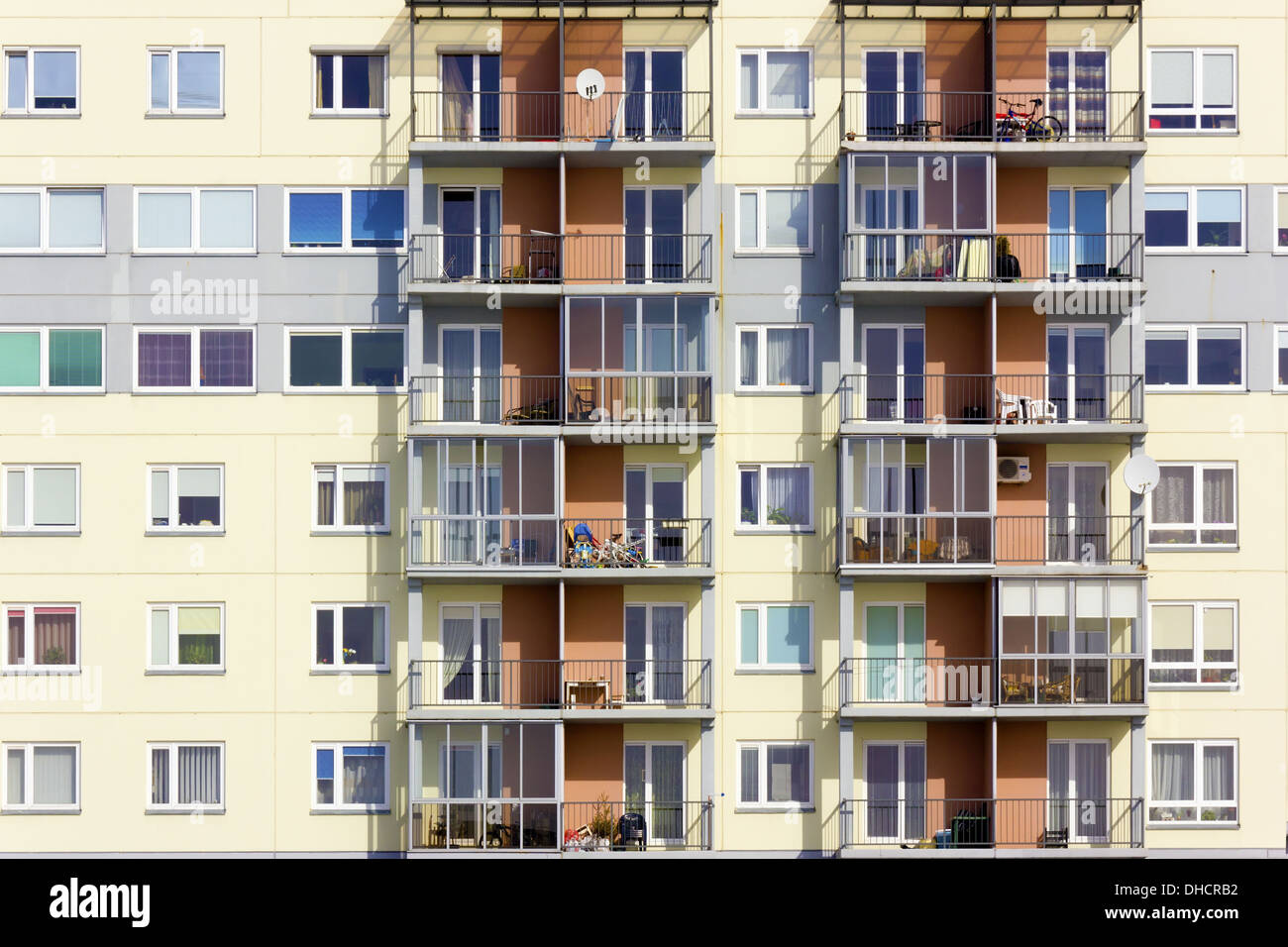 Finestre di un appartamento di più ambienti house Foto Stock