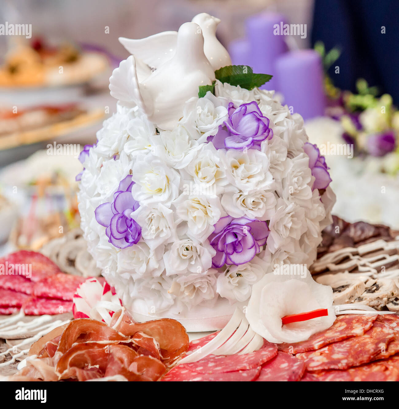 Bel bouquet e vari deliziosi antipasti a base di carne Foto Stock