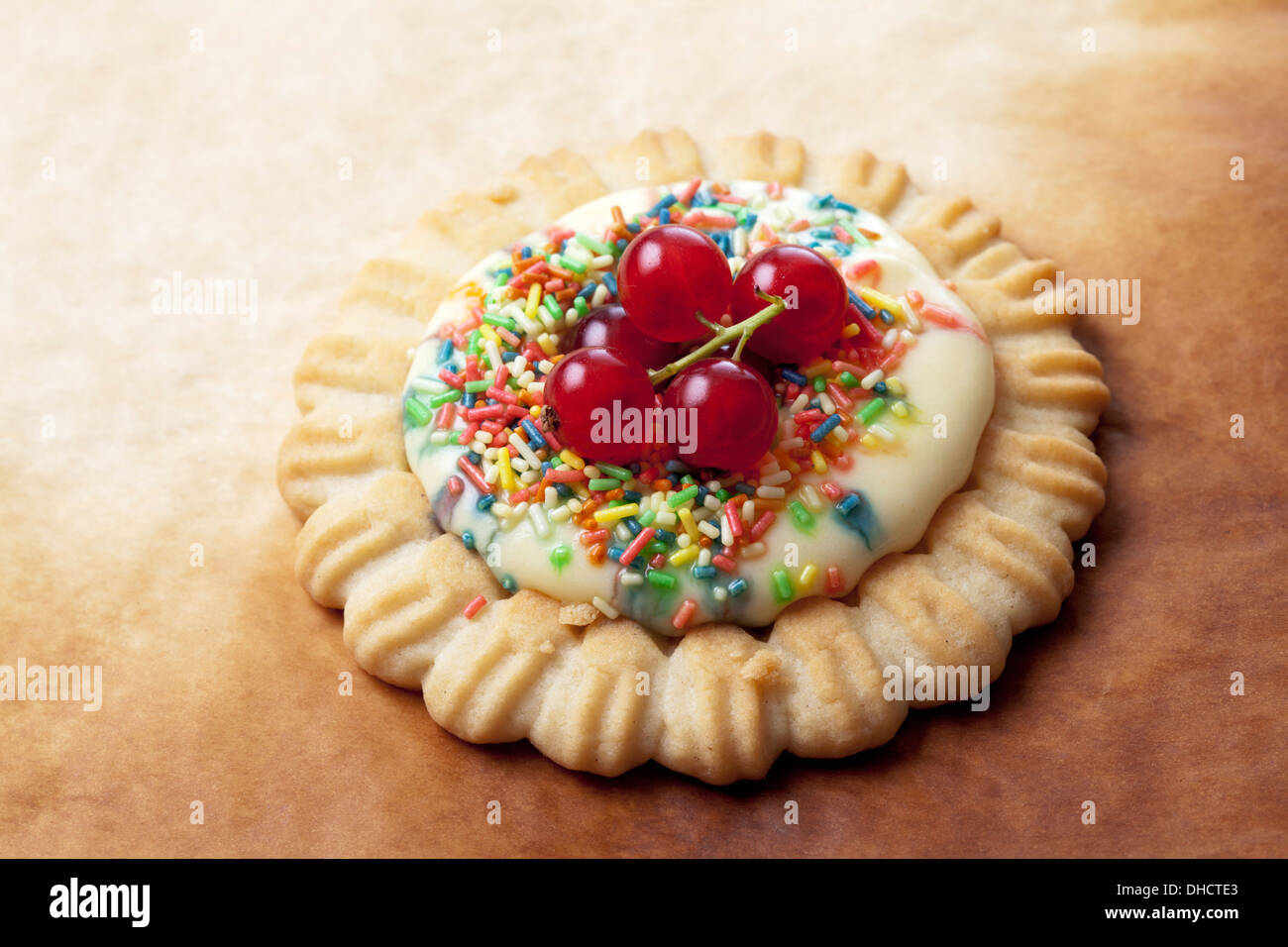 Torta con budino alla vaniglia, ribes rosso e granelli di zucchero, studio shot Foto Stock