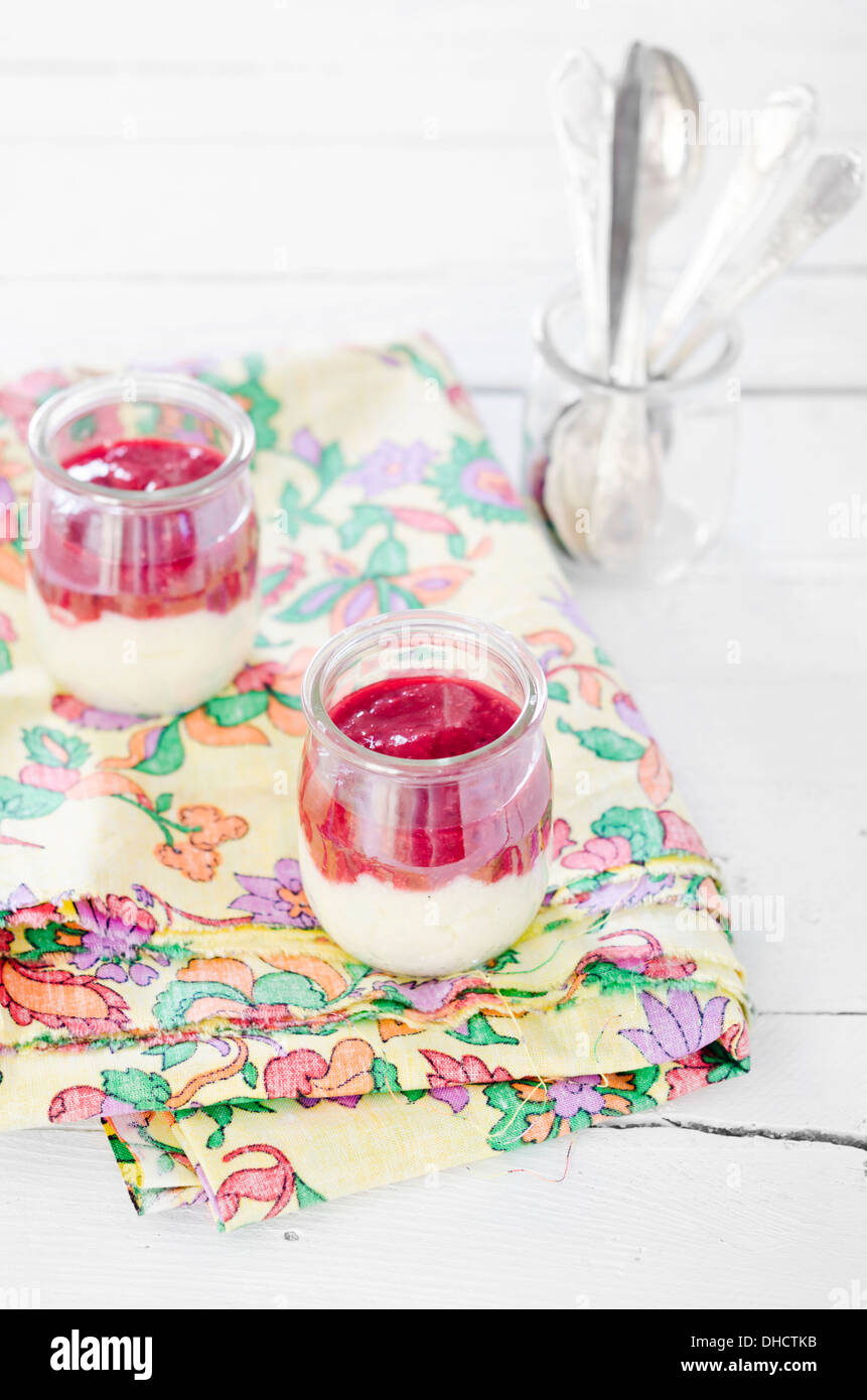 La semola porridge con purea di lampone in bicchieri Foto Stock