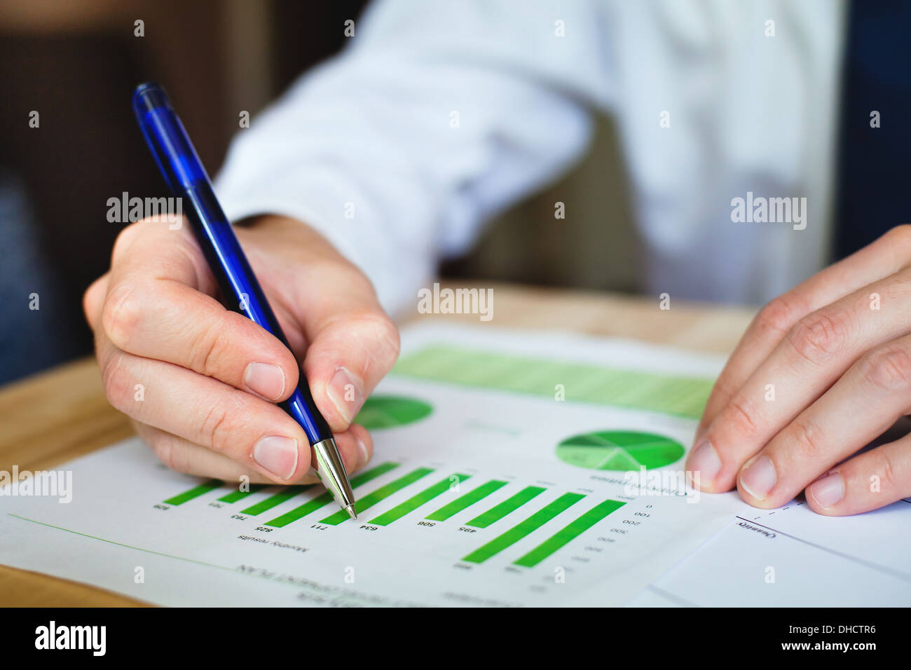 Business analizzare le opportunità di sviluppo sostenibile Foto Stock