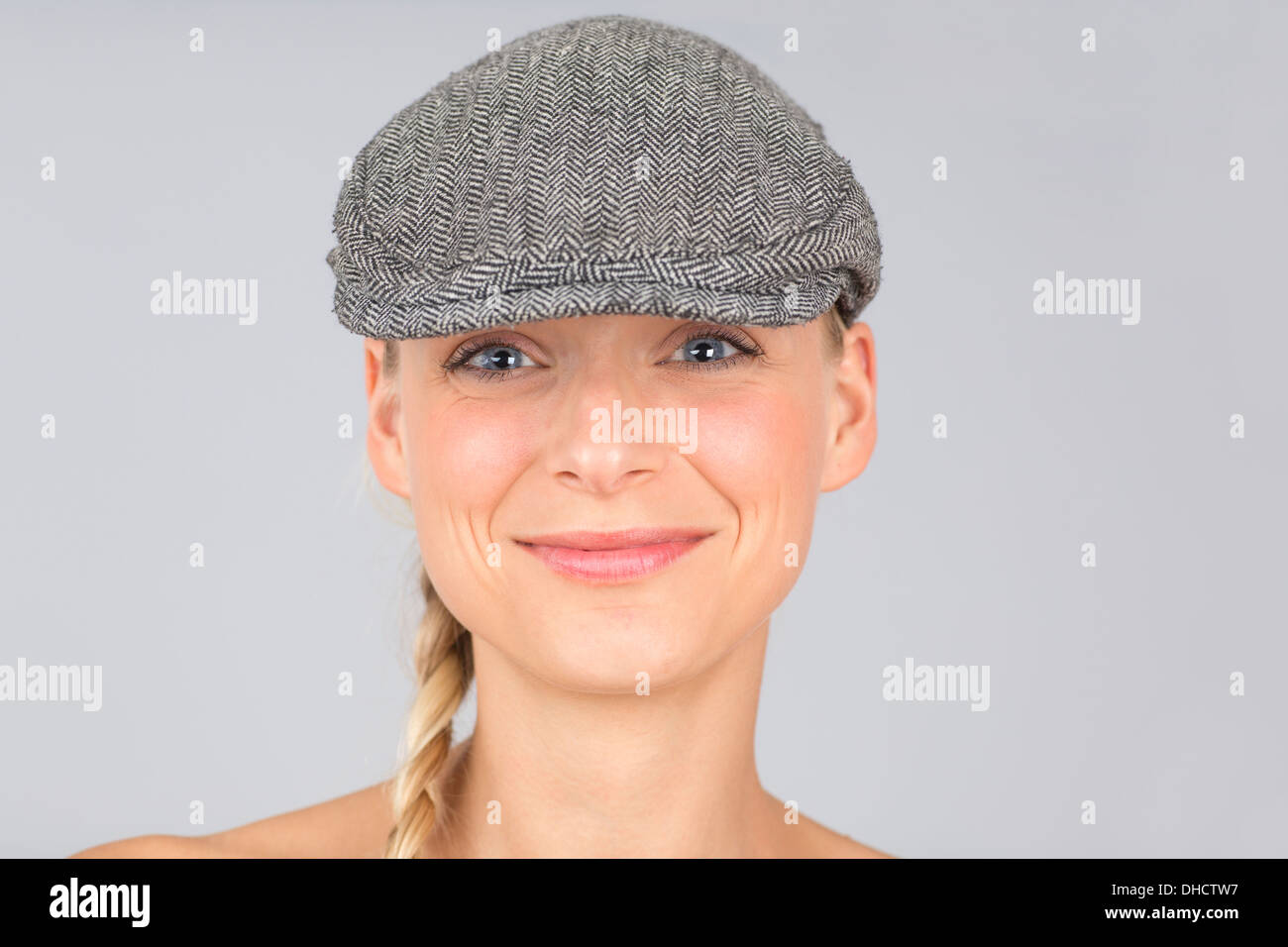 Giovane donna con cappello Foto Stock