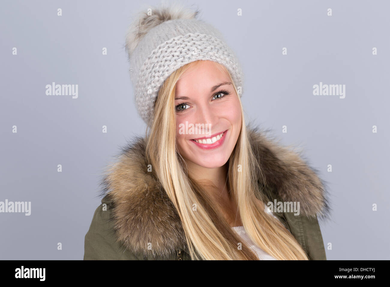 Ritratto di giovane donna con bobble hat Foto Stock