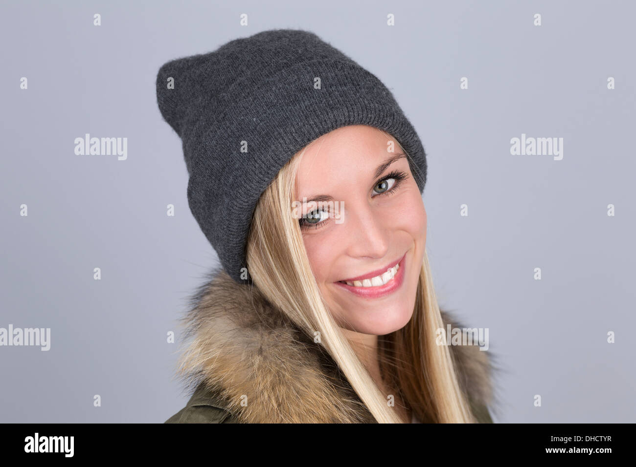 Ritratto di giovane donna con cappello Foto Stock