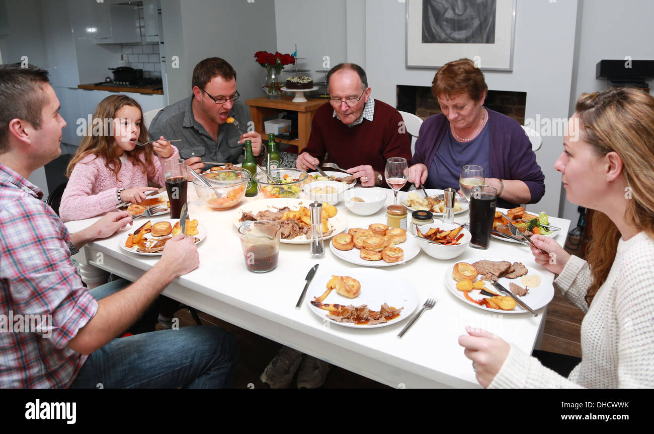 Tipica famiglia britannica domenica cena Foto Stock