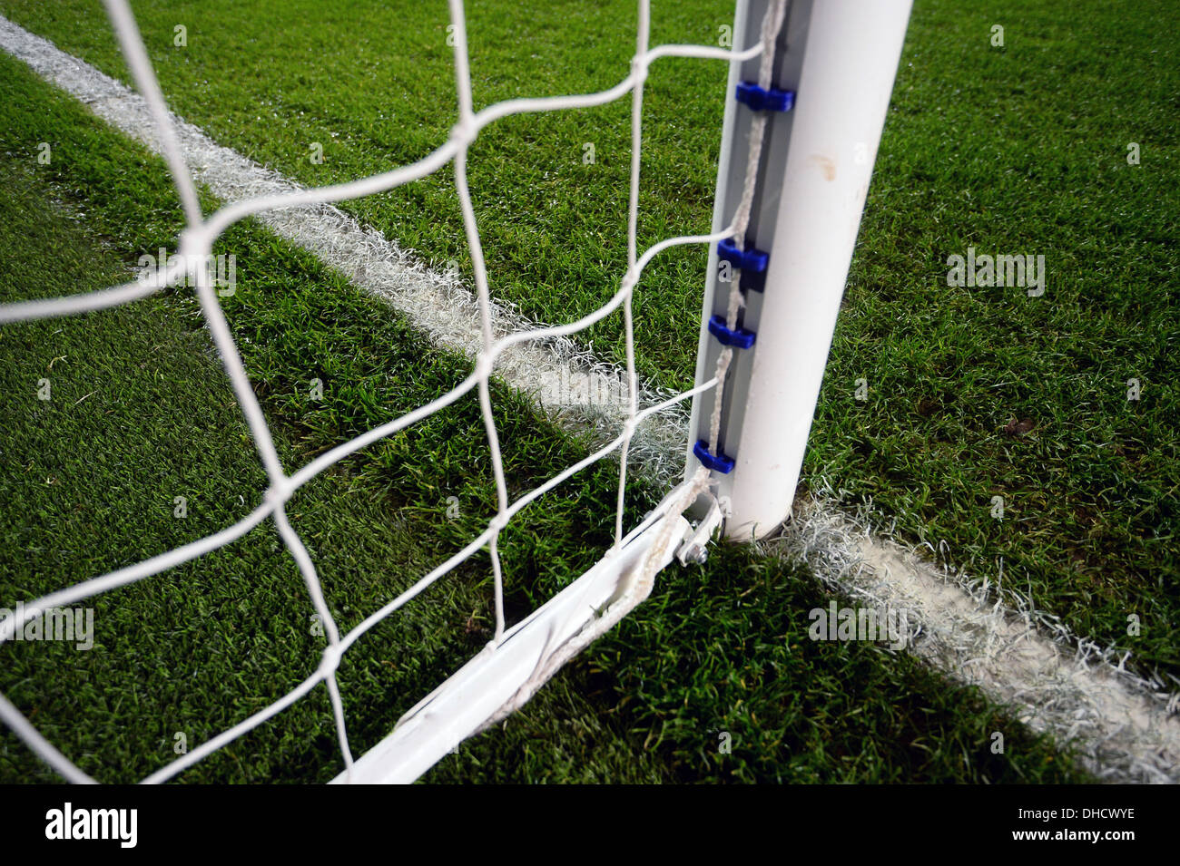 Una vista di un goalpost e obiettivo net su un campo di calcio Foto Stock