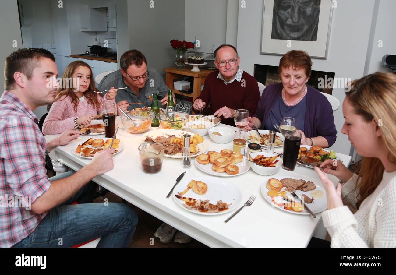 Tipica famiglia britannica domenica cena Foto Stock
