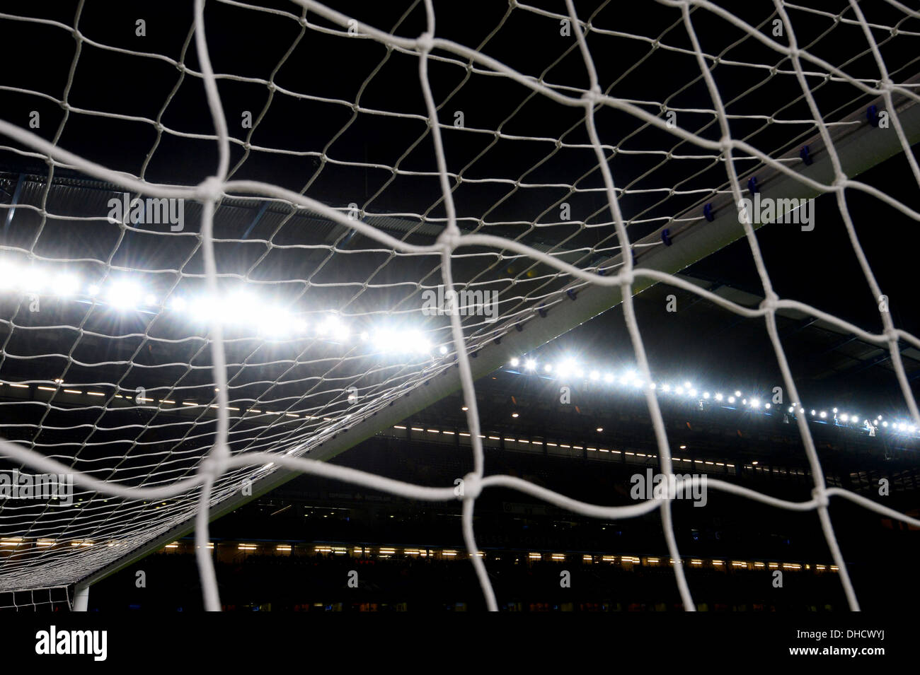 Una vista di un goalpost e obiettivo net su un campo di calcio sotto i washer. Foto Stock