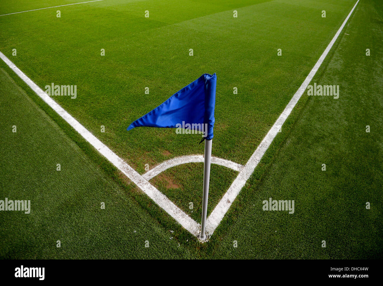 Una vista di un quadrante di angolo e la bandiera blu su un campo di calcio. Foto Stock