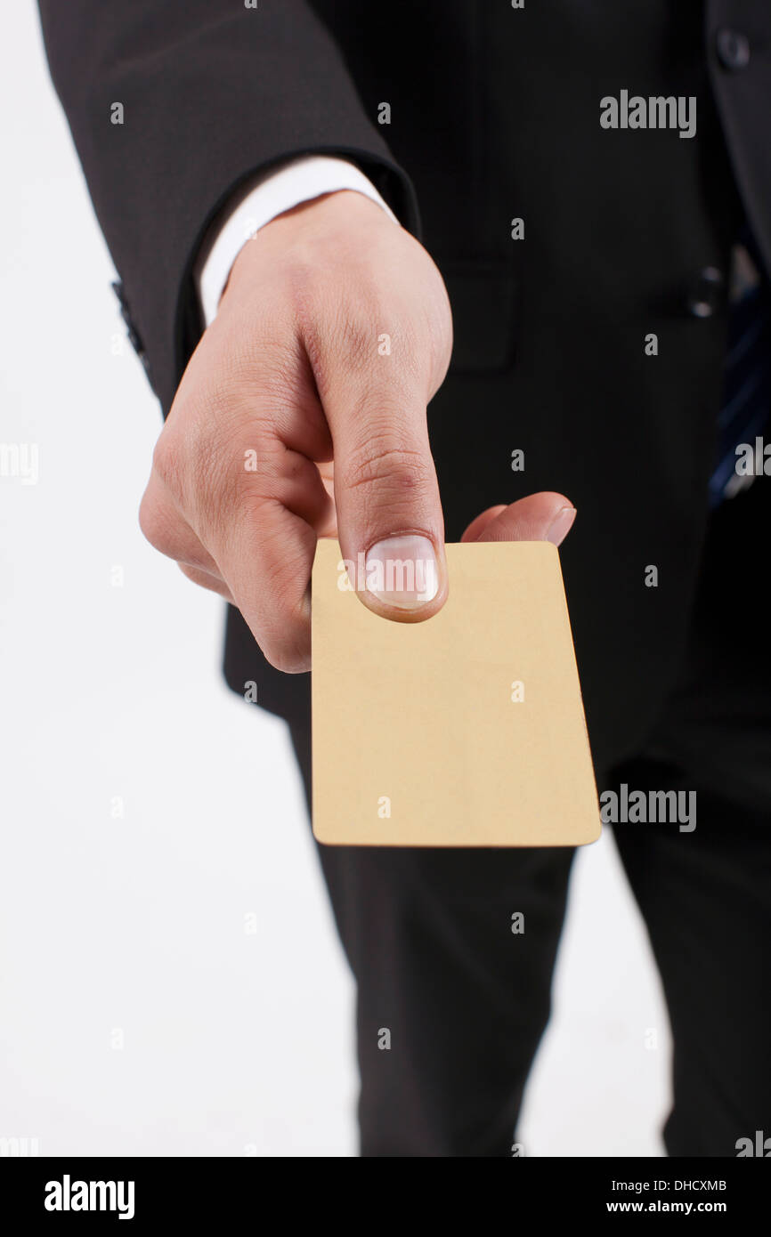 Ritratto di giovane imprenditore tenendo fuori business card,close-up Foto Stock