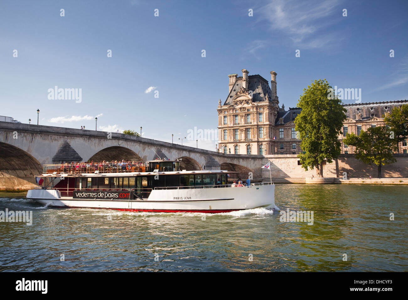 Una barca sul fiume passa di fronte al museo del Louvre a Parigi. Foto Stock