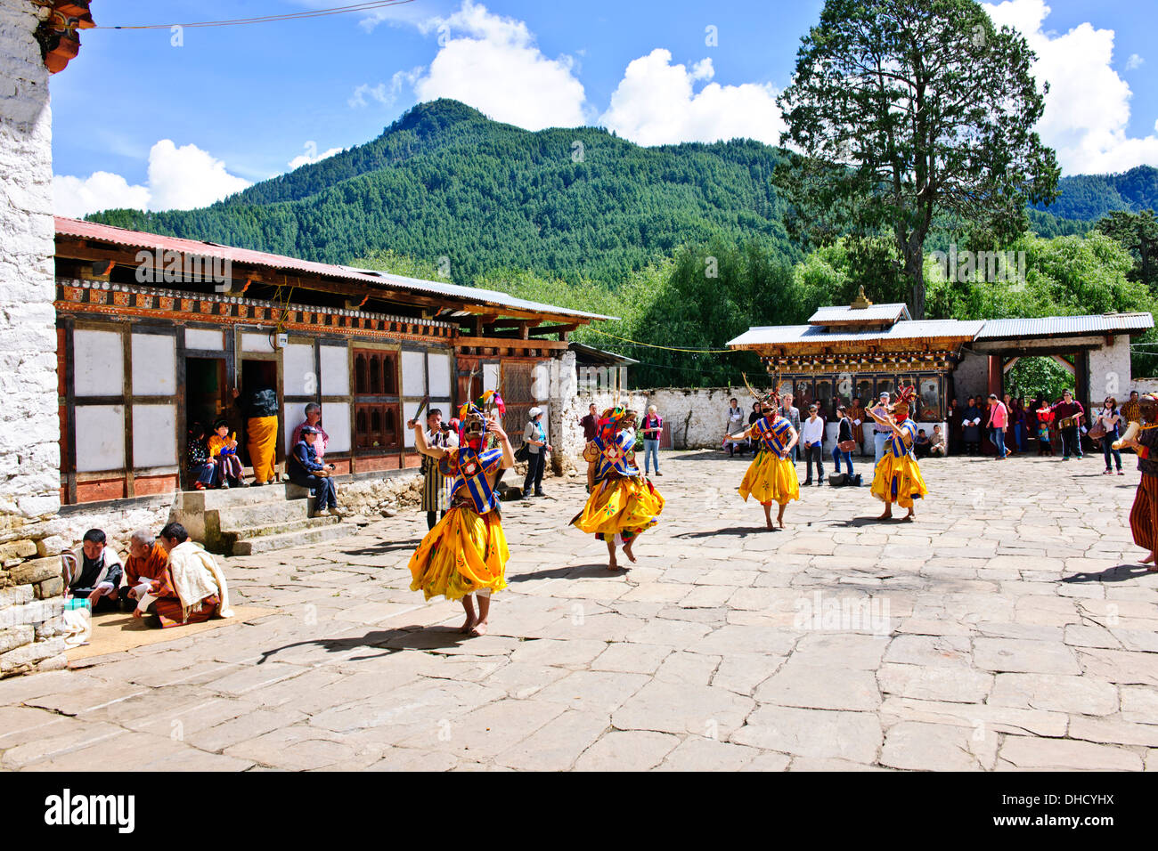 Thangbi Mani Tsechu Festival,Thankabi Dzong, danzatori mascherati,monaci,colorato spettatori,Chokor Valley, Bumthang, Est Bhutan Foto Stock