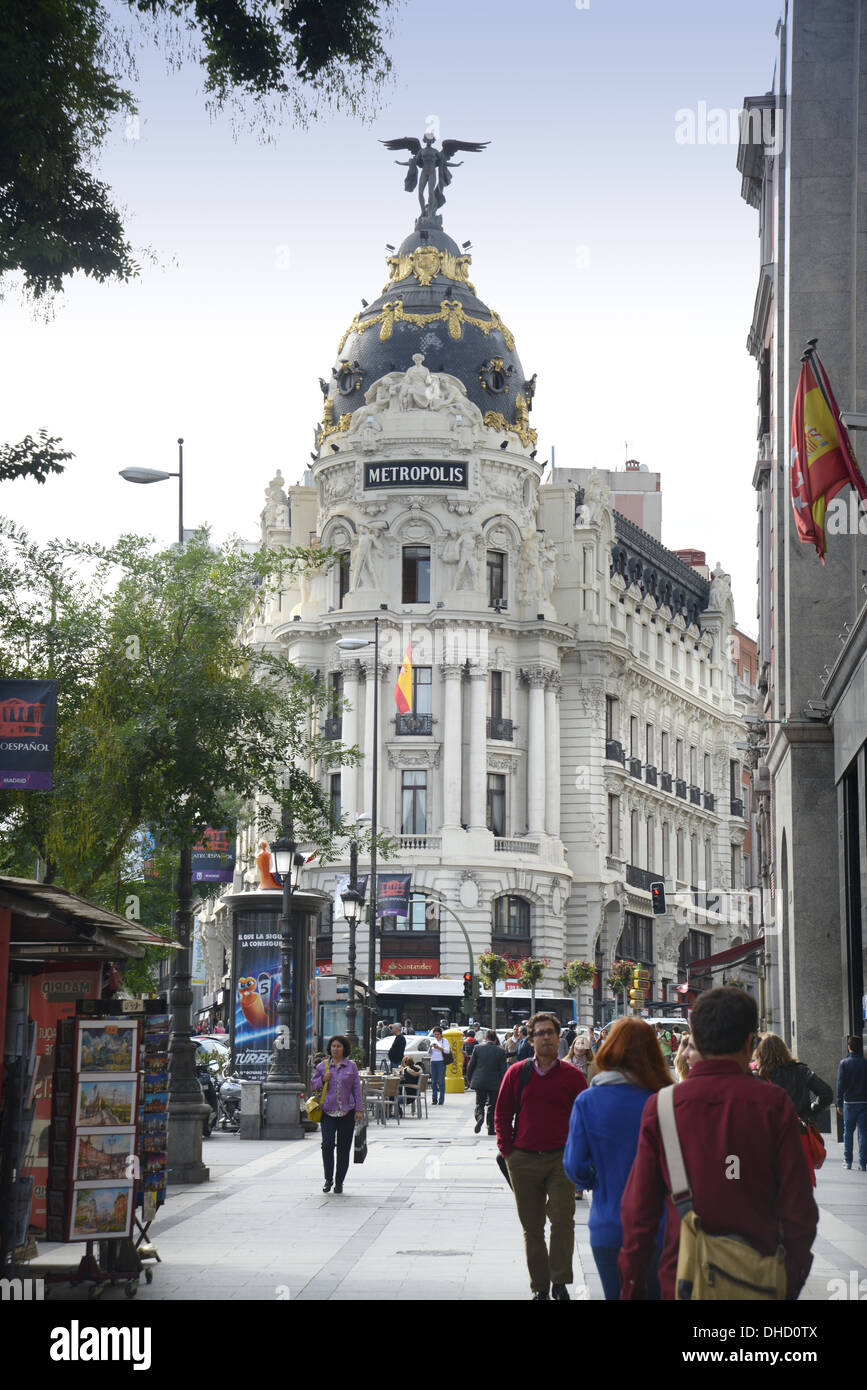 MADRID, Spagna - guardando verso l'Edificio Metropolis building Foto Stock