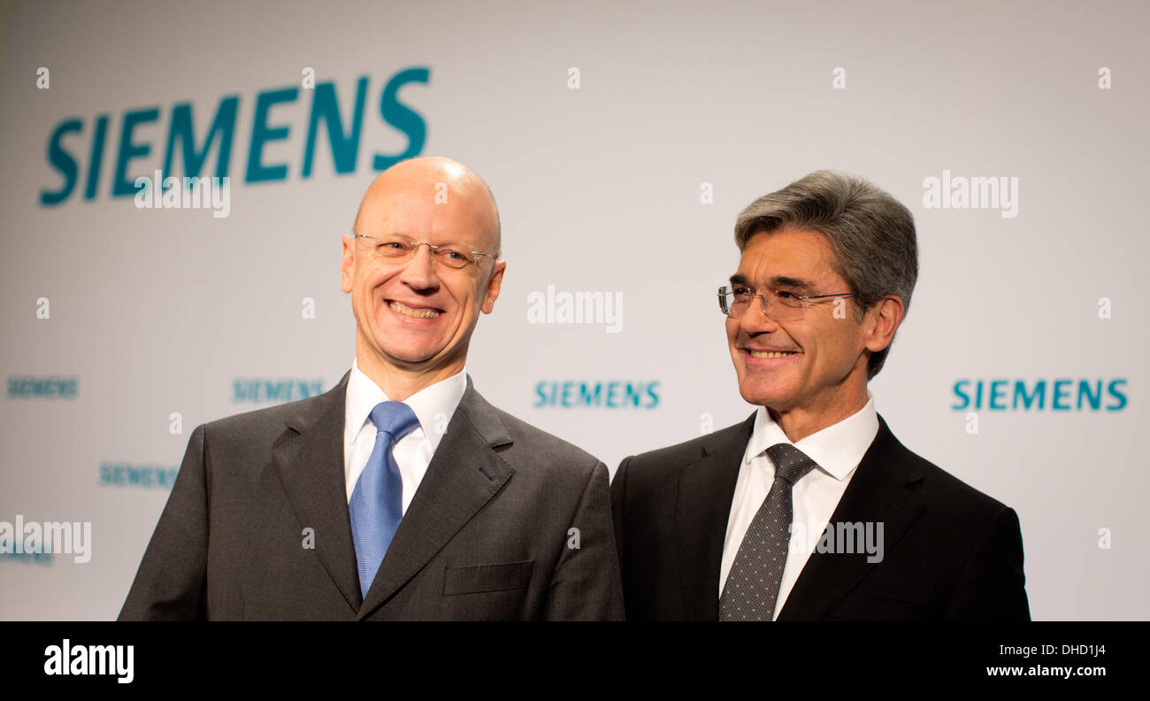 Berlino, Germania. 07 Nov, 2013. Siemens presidente del consiglio direttivo di Joe Kaeser (R) sorrisi accanto al CFO Ralf P. Thomas (L) durante la società del rendiconto finanziario conferenza stampa a Berlino, Germania, 07 novembre 2013. Foto: KAY NIETFELD/dpa/Alamy Live News Foto Stock