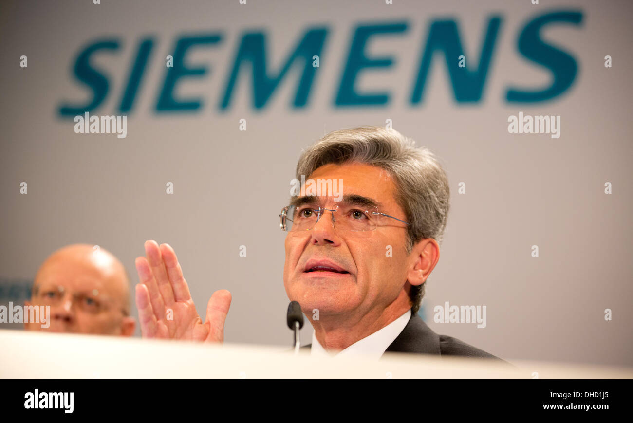 Berlino, Germania. 07 Nov, 2013. Siemens presidente del consiglio direttivo di Joe Kaeser (R) parla accanto al CFO Ralf P. Thomas (L) durante la società del rendiconto finanziario conferenza stampa a Berlino, Germania, 07 novembre 2013. Foto: KAY NIETFELD/dpa/Alamy Live News Foto Stock