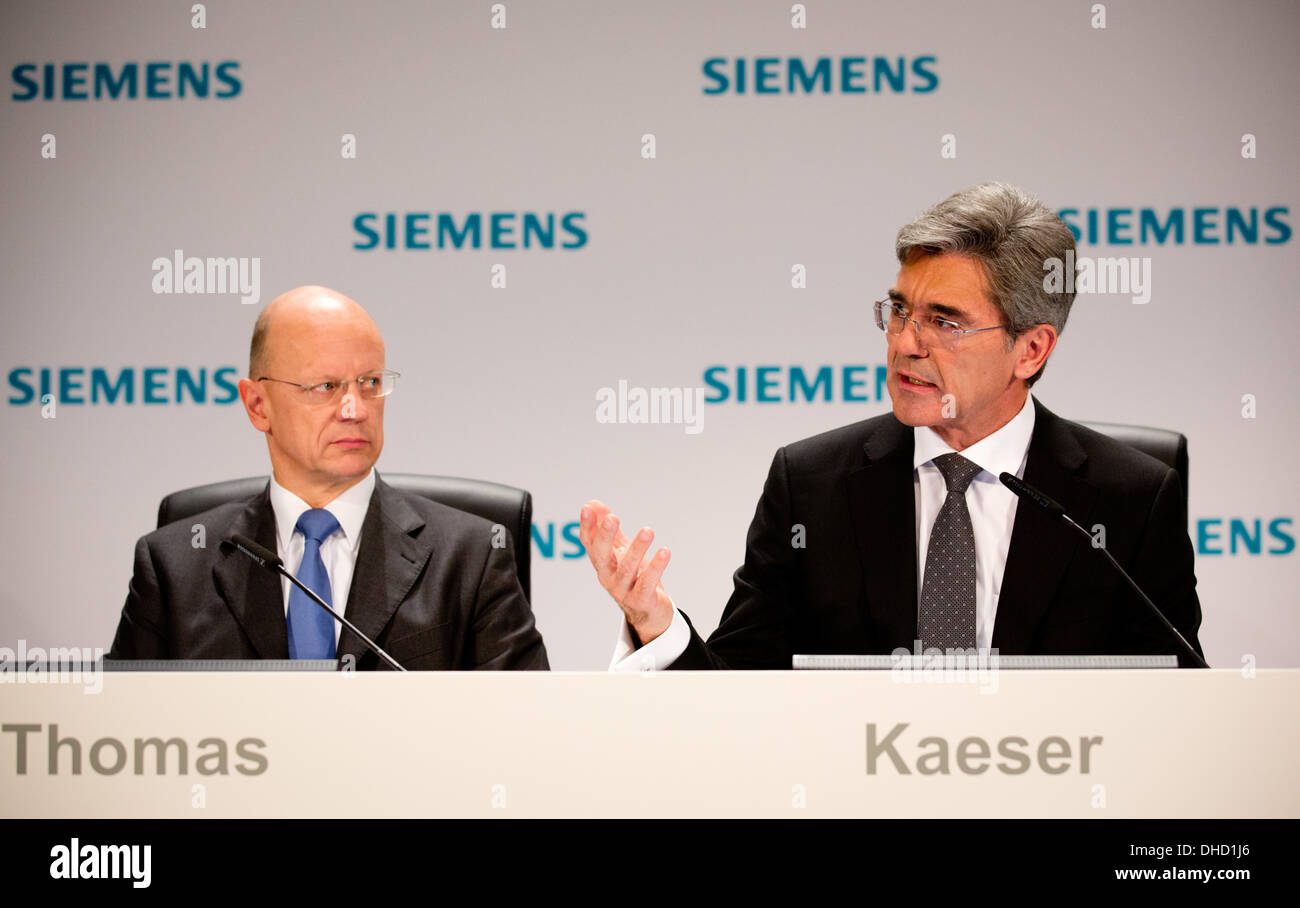 Berlino, Germania. 07 Nov, 2013. Siemens presidente del consiglio direttivo di Joe Kaeser (R) parla accanto al CFO Ralf P. Thomas (L) durante la società del rendiconto finanziario conferenza stampa a Berlino, Germania, 07 novembre 2013. Foto: KAY NIETFELD/dpa/Alamy Live News Foto Stock