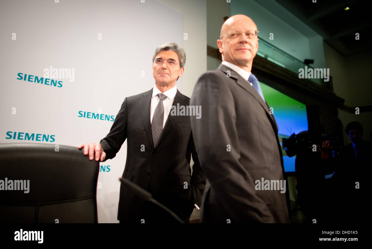 Berlino, Germania. 07 Nov, 2013. Siemens presidente del consiglio direttivo di Joe Kaeser (L) e CFO Ralf P. Thomas (R) arrivano per la società del rendiconto finanziario conferenza stampa a Berlino, Germania, 07 novembre 2013. Foto: KAY NIETFELD/dpa/Alamy Live News Foto Stock